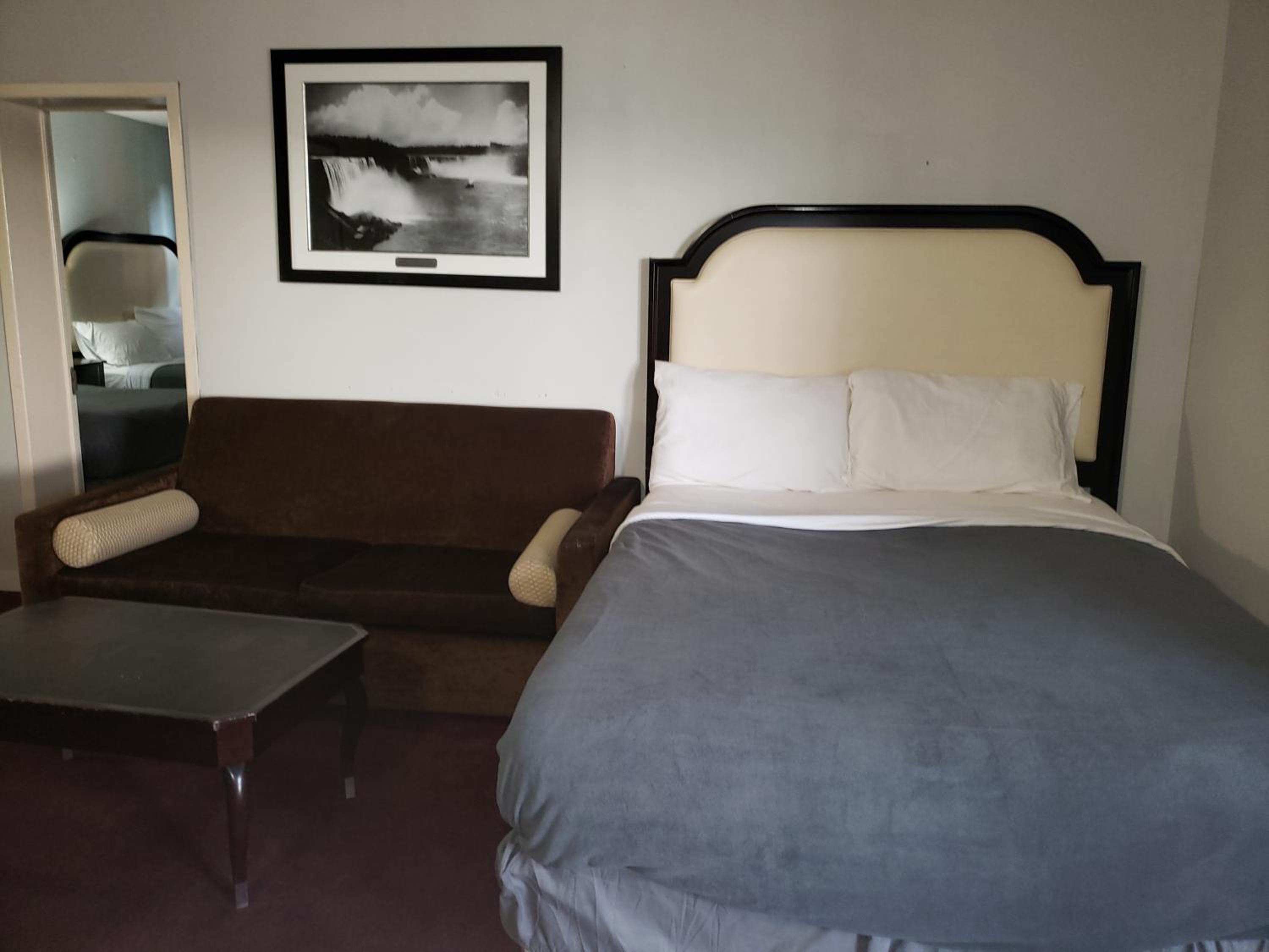 Niagara Falls Courtside Inn - Image 3