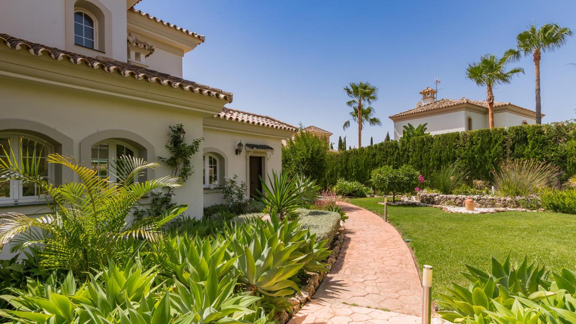 Golden Mile Villa Close to Beach view 3