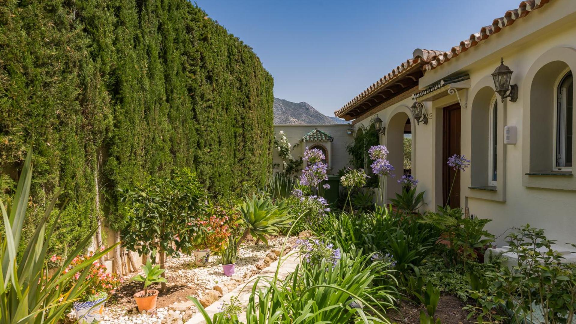 Golden Mile Villa Close to Beach view 4