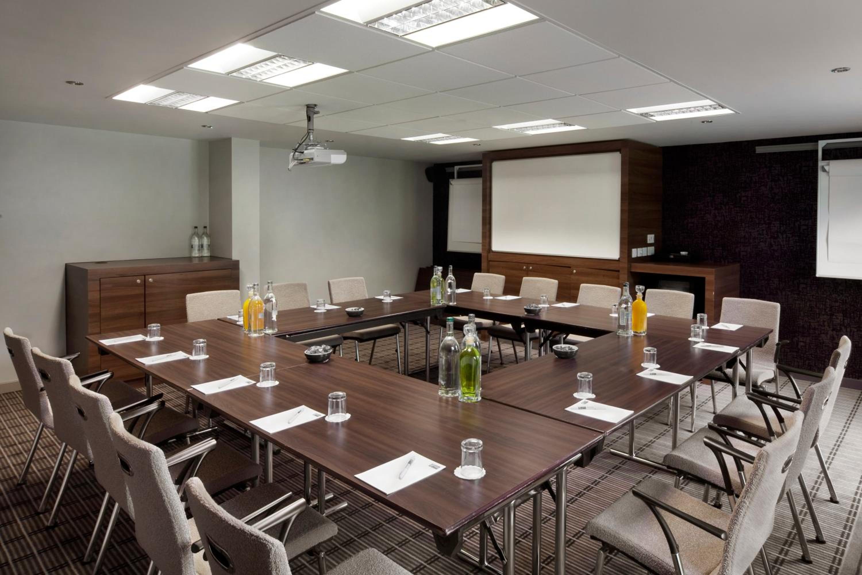 Stirling Vacations - Holiday Inn Express Stirling, an IHG Hotel - Property Image 2