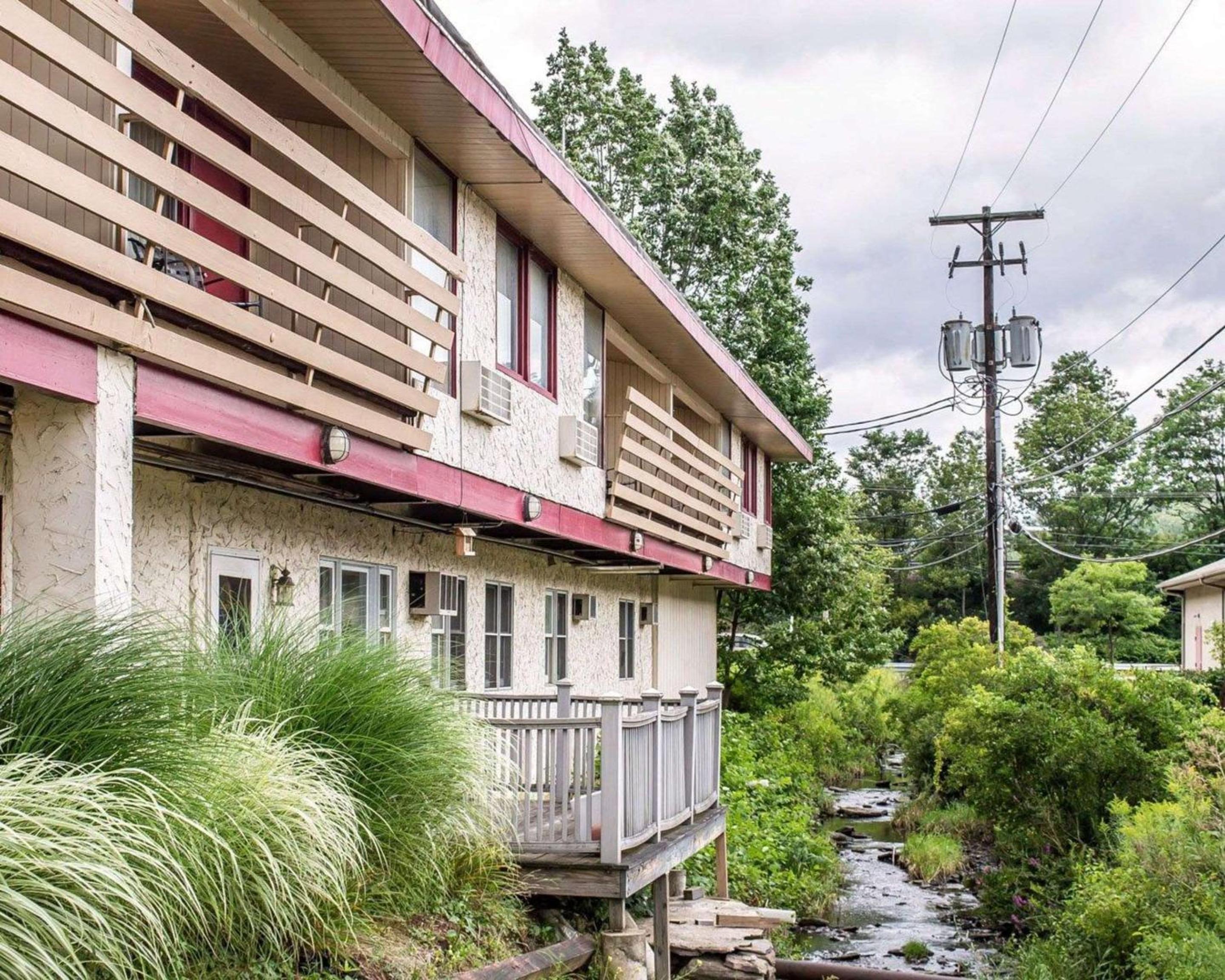 Econo Lodge Clarks Summit - Scranton view 3