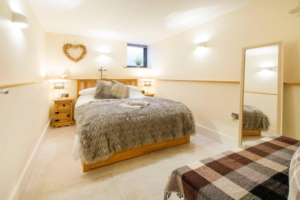 New Loos Cottage, Old School Court view 3