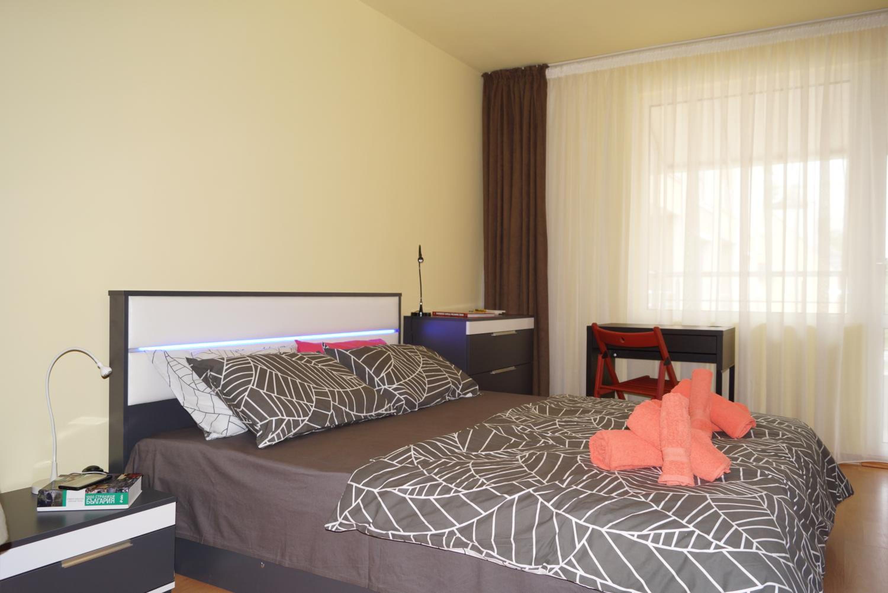 Spacious 2BDR - FREE Parking - Walk Everywhere - 300 Mbps WiFi view 4