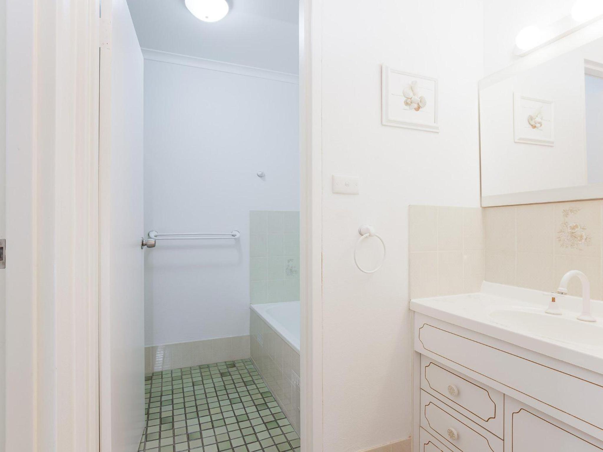 Bay Parklands, 54 2 Gowrie Avenue - air con, wifi, pool, tennis court,child friendly