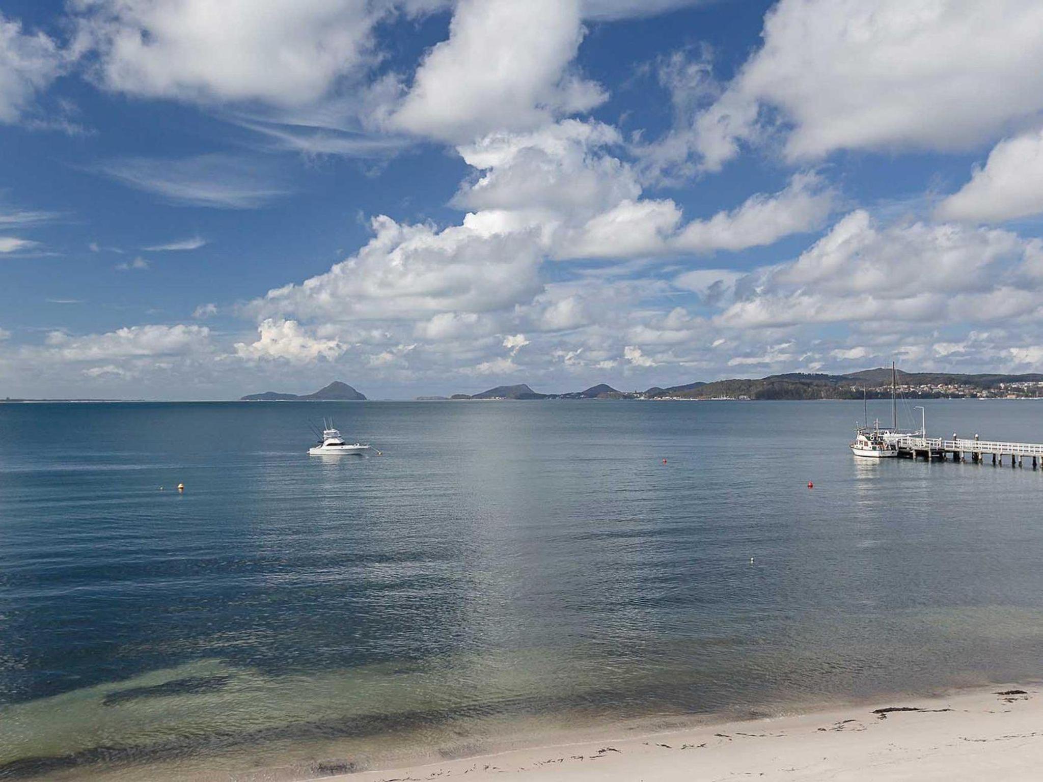 2 137 Soldiers Point Road luxury unit on the waterfront with aircon and free unlimited WiFi