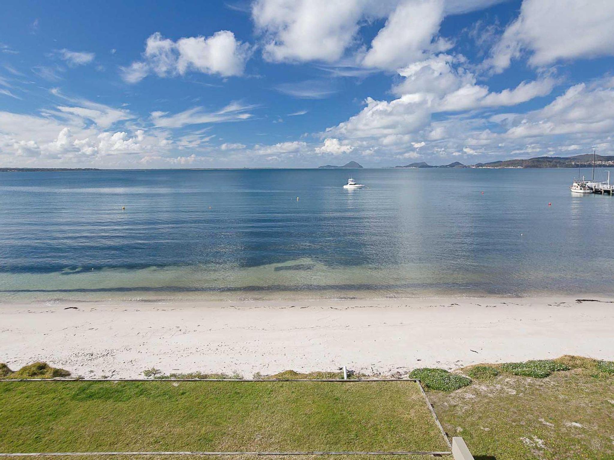 2 137 Soldiers Point Road luxury unit on the waterfront with aircon and free unlimited WiFi