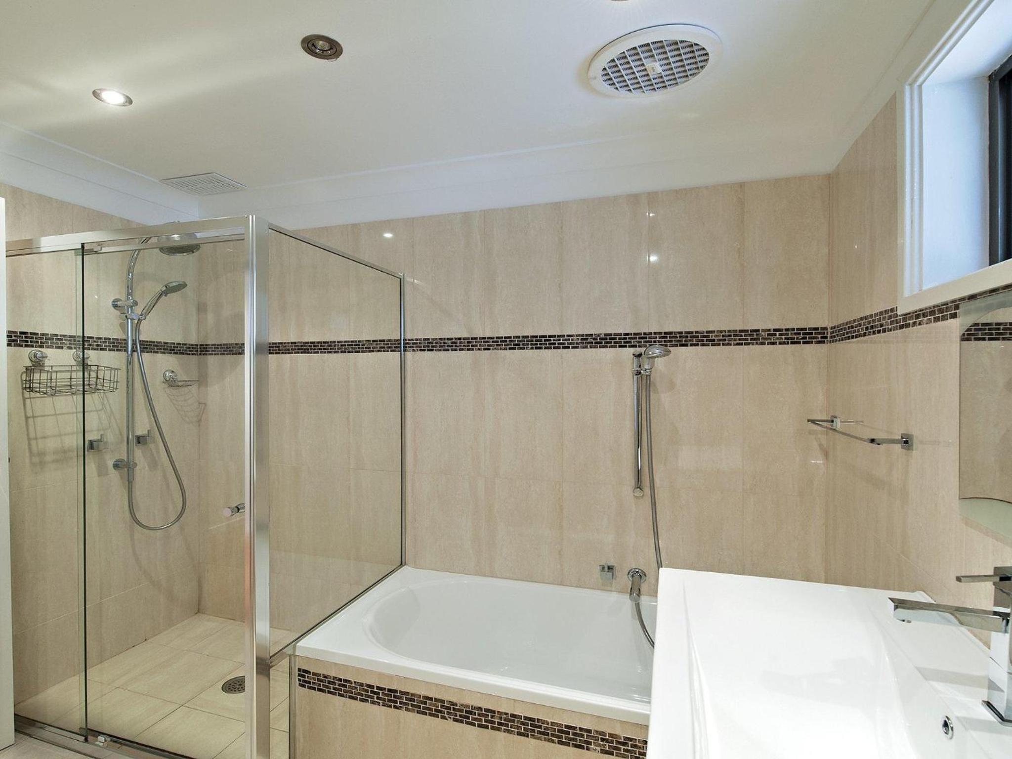 Beach House 8 Mistral Close large house with aircon