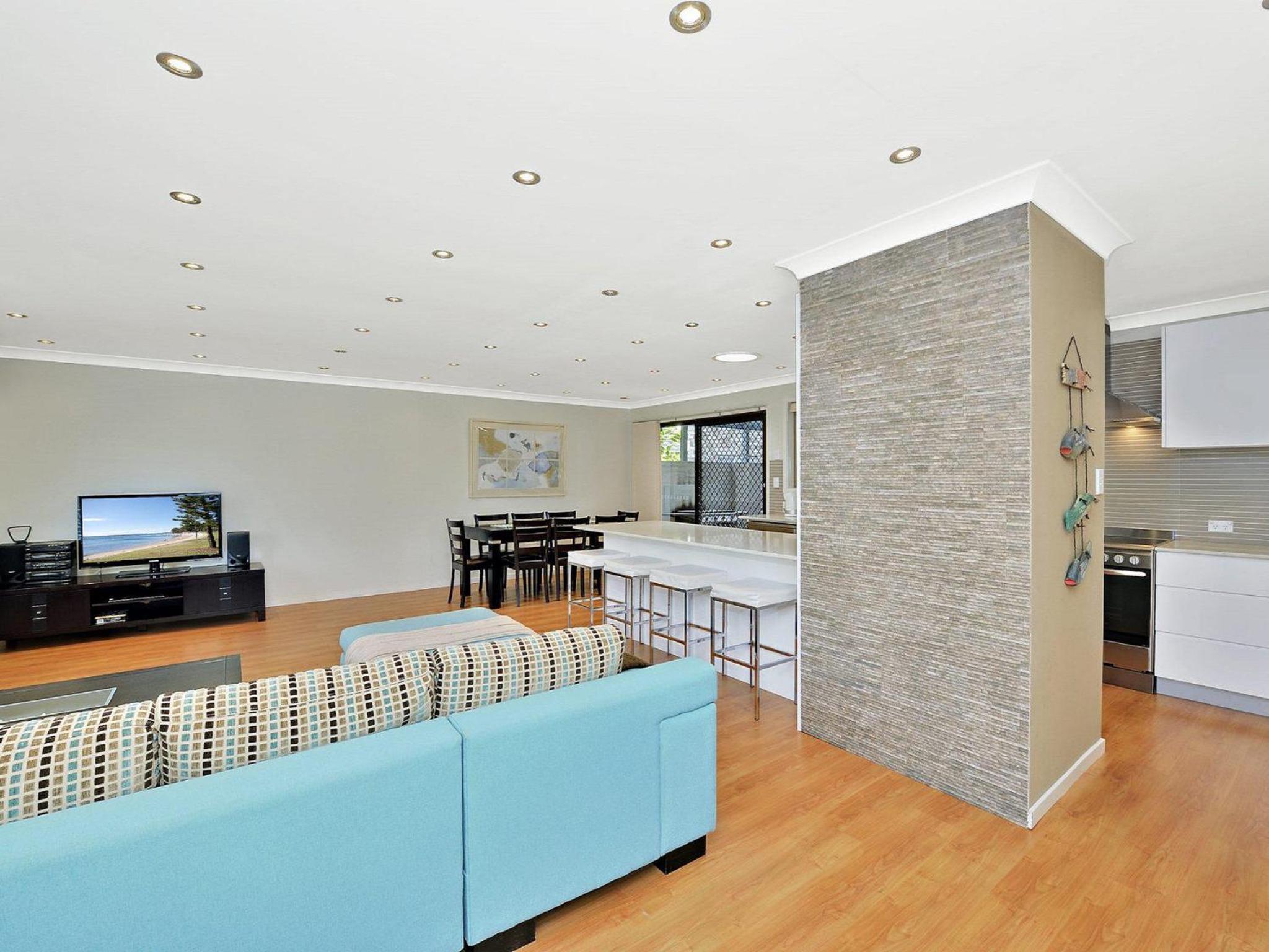 Beach House 8 Mistral Close large house with aircon