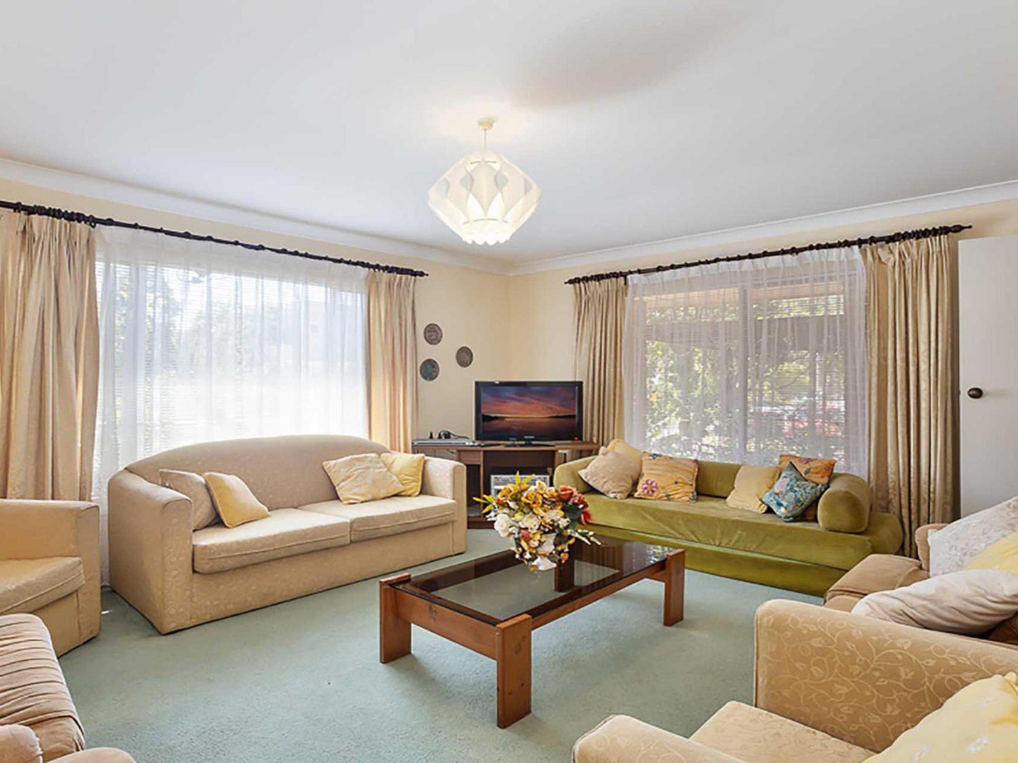 Evans Retreat cottage across the road from Sandy Point Beach