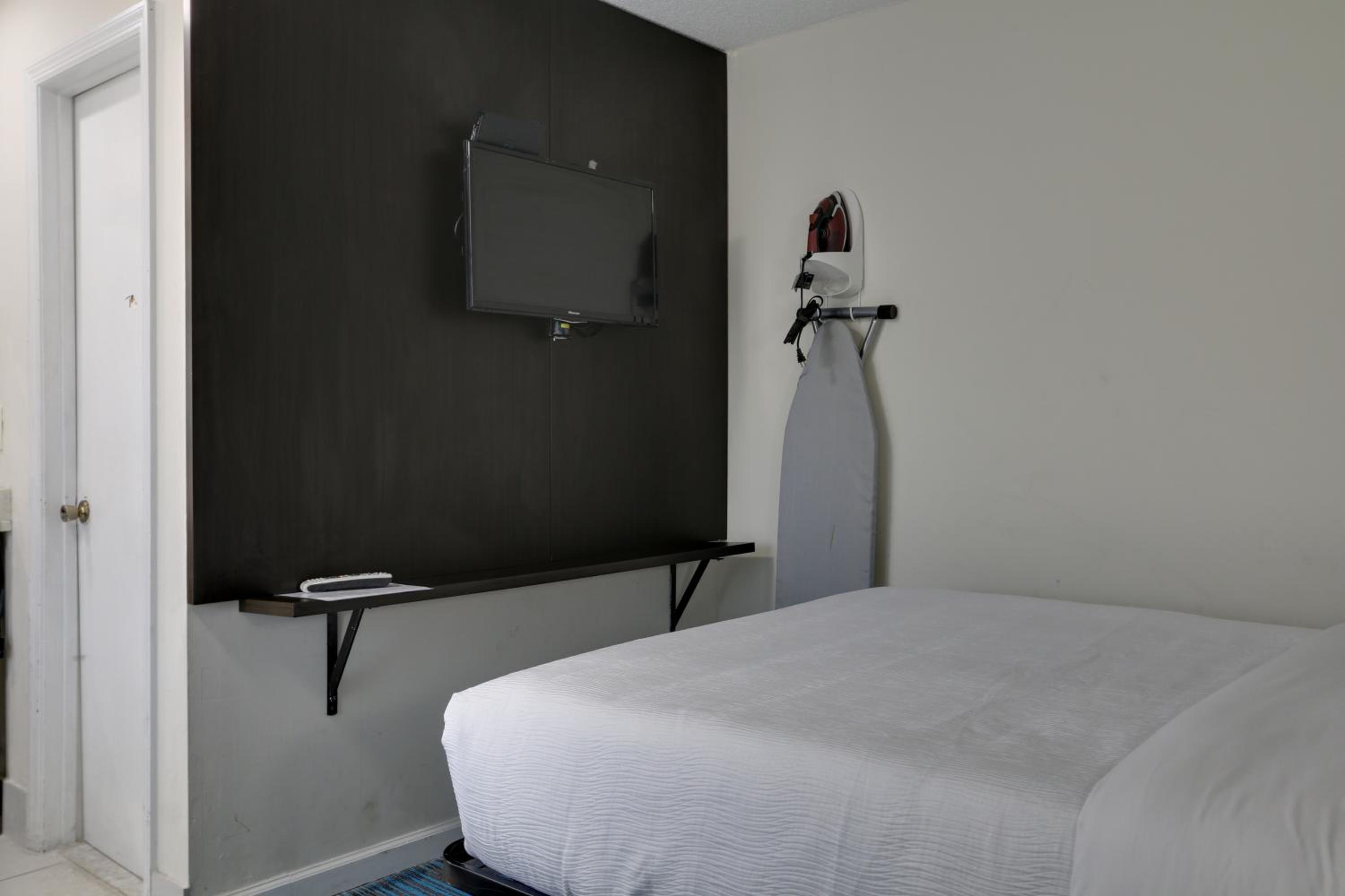 Travelodge by Wyndham Calhoun South I-75