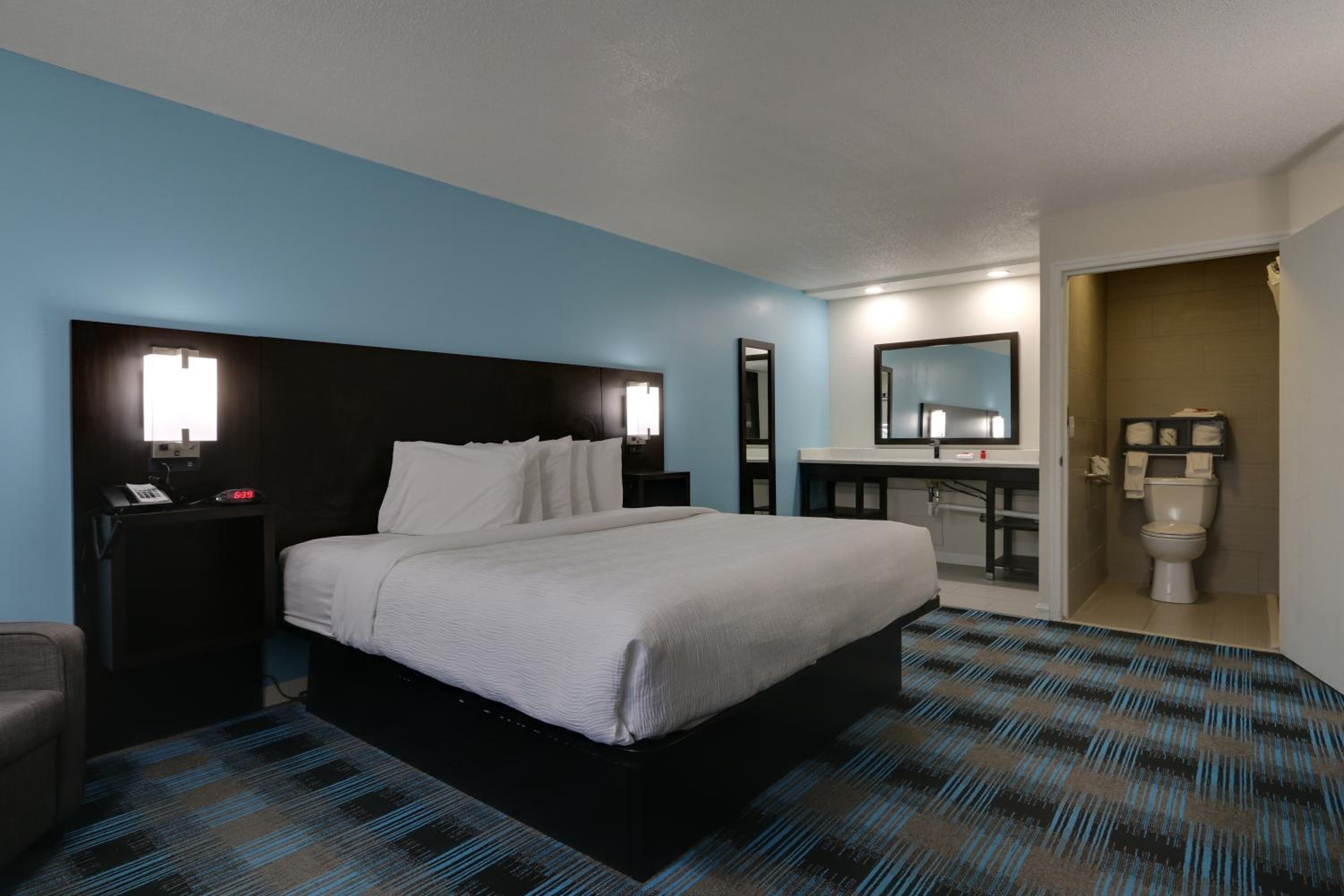 Travelodge by Wyndham Calhoun South I-75