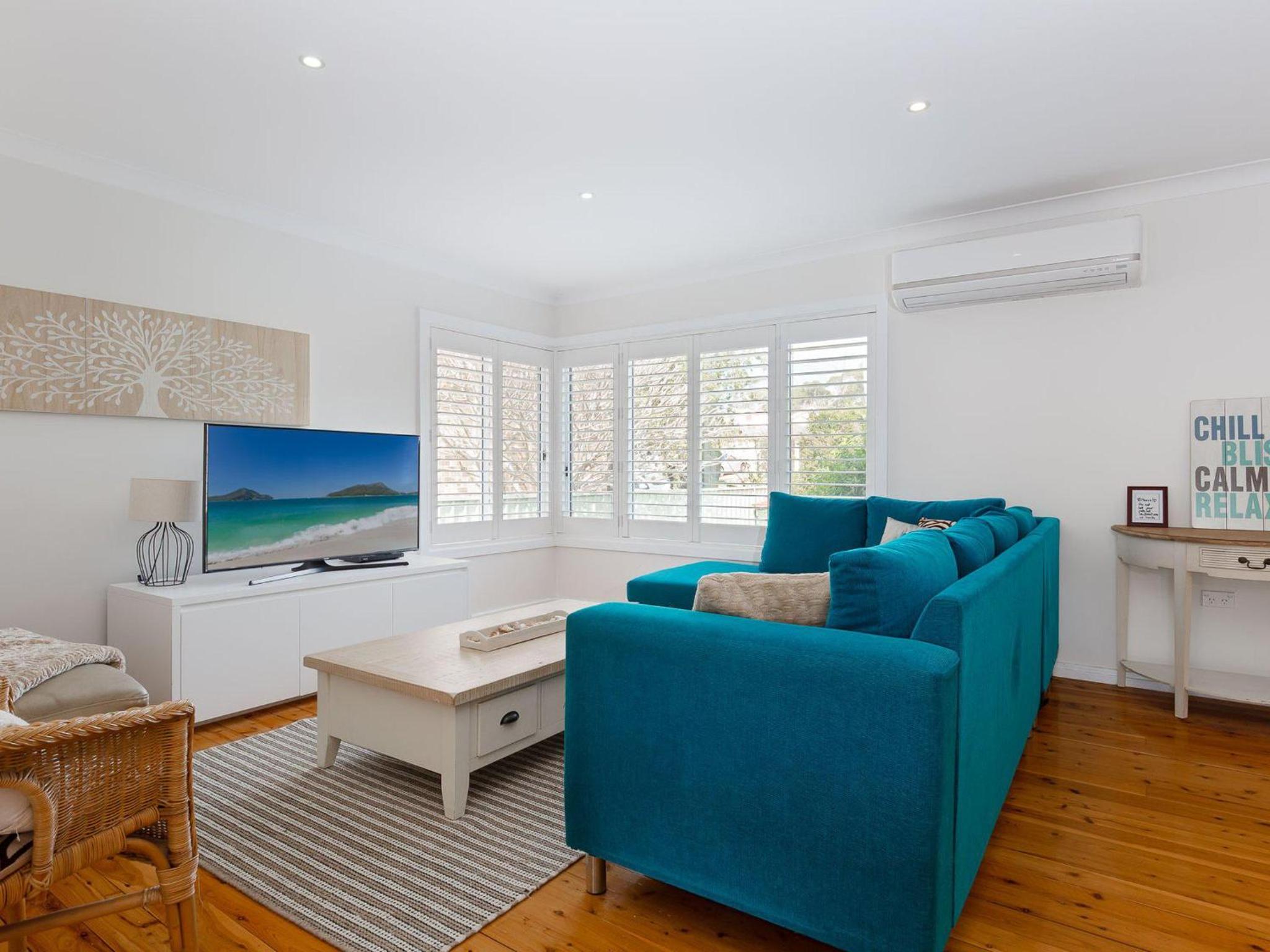 Rubys Retreat, 44 Achilles Street - pet friendly, aircon, wifi & boat parking
