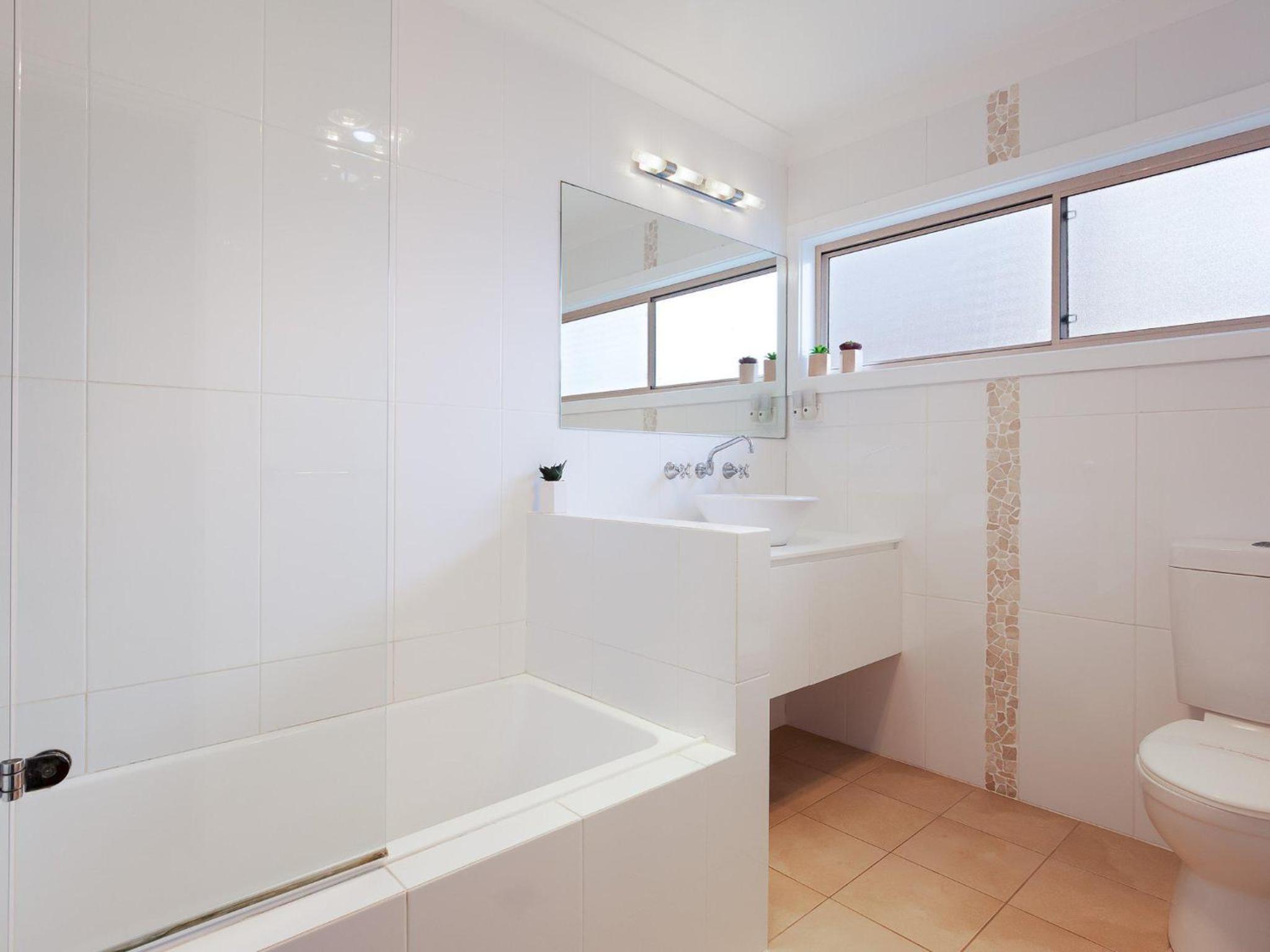 Rubys Retreat, 44 Achilles Street - pet friendly, aircon, wifi & boat parking