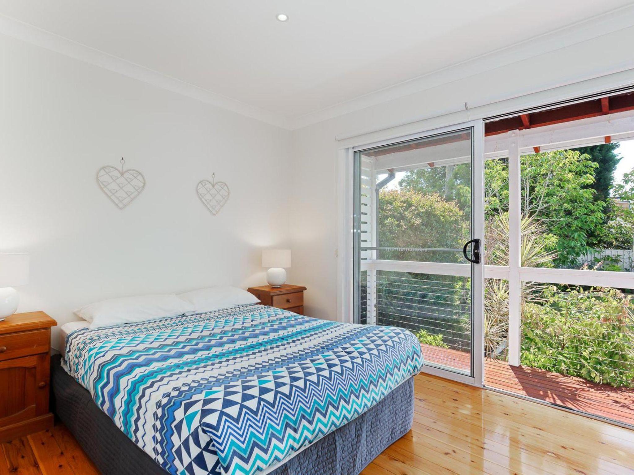 Rubys Retreat, 44 Achilles Street - pet friendly, aircon, wifi & boat parking