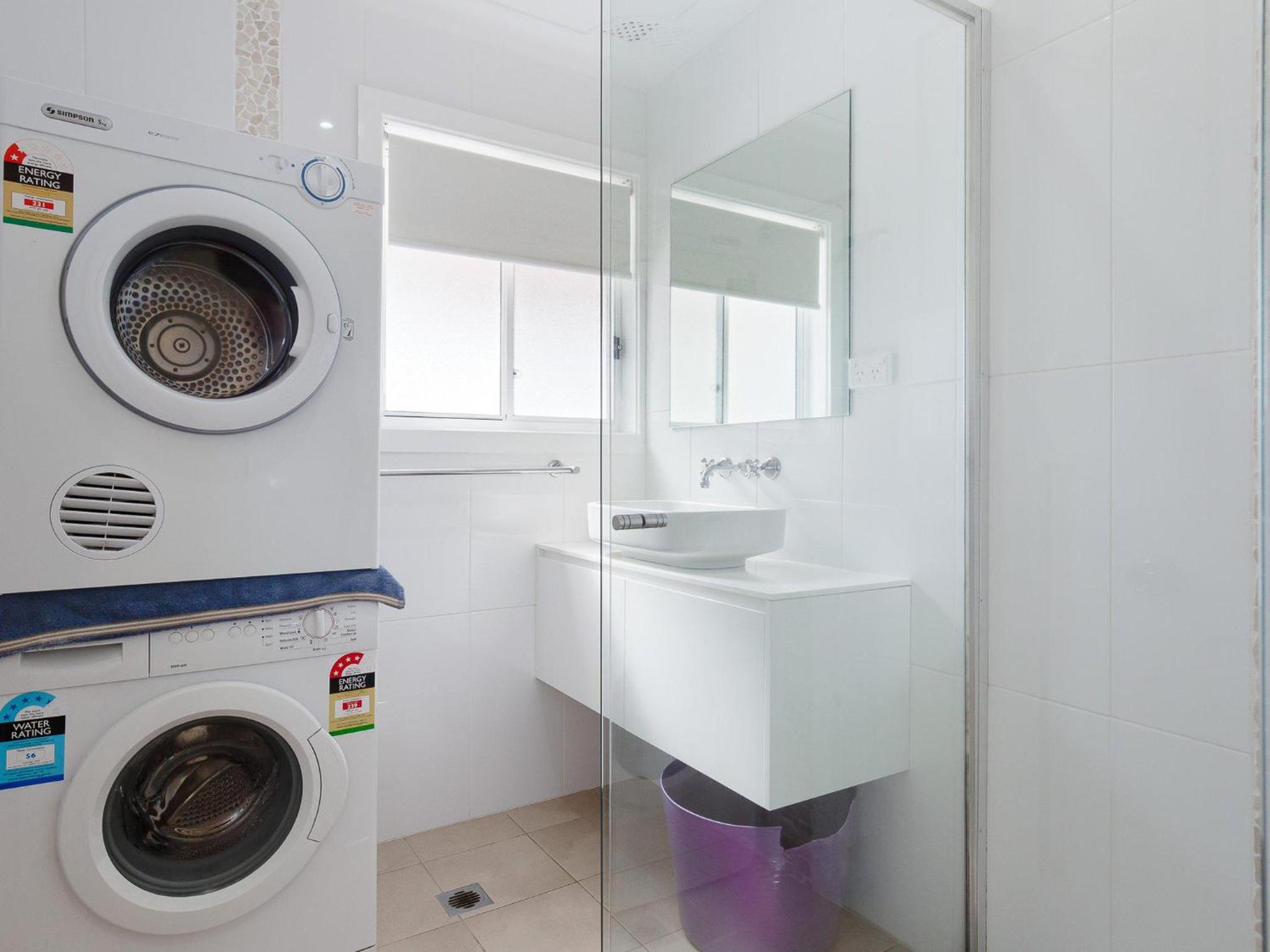 Rubys Retreat, 44 Achilles Street - pet friendly, aircon, wifi & boat parking