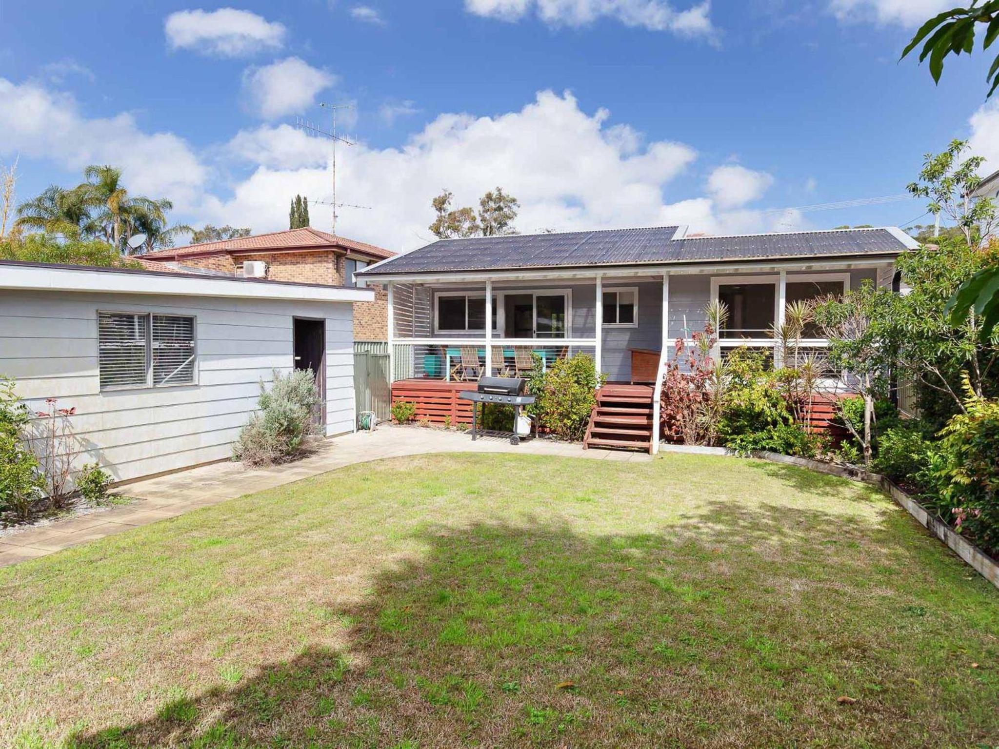 Rubys Retreat, 44 Achilles Street - pet friendly, aircon, wifi & boat parking