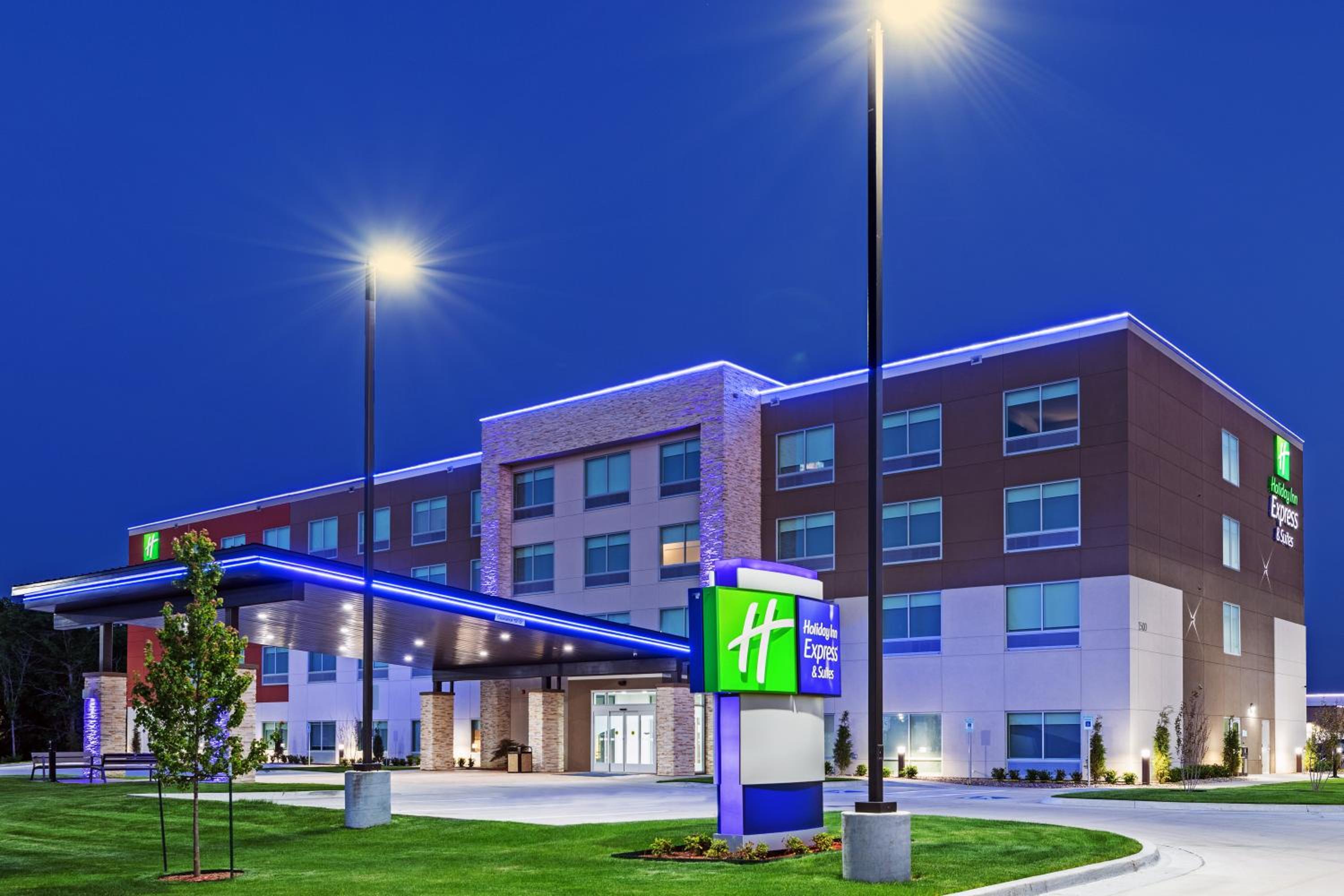 Hotel Holiday Inn Express & Suites - Parsons, an IHG Hotel - Image 1
