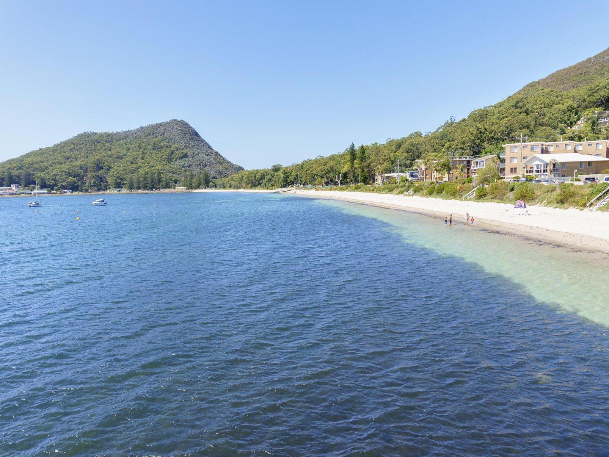 Shoal Towers, unit 1 11 Shoal Bay Road - Wi Fi Air Conditioning fantastic unit across the road from beach