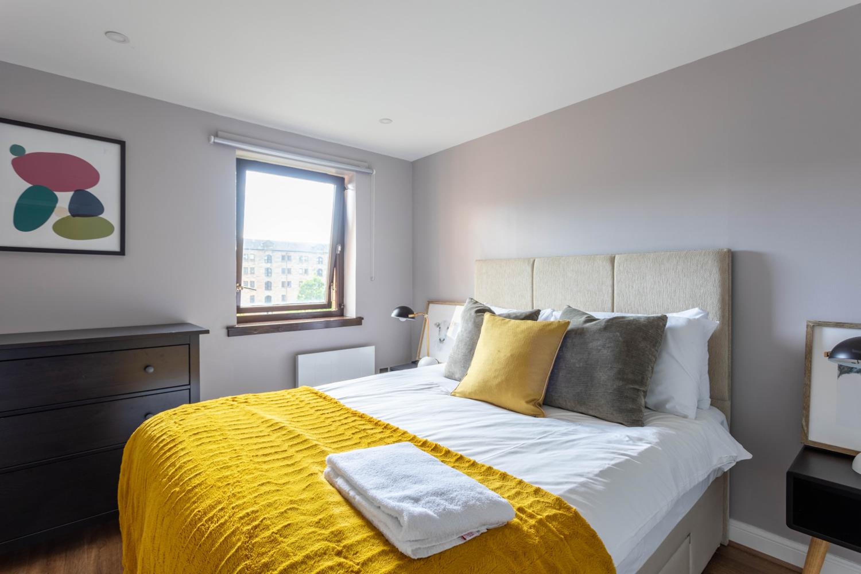 Stunning 1 Bed Merchant City Apartment with Parking view 2