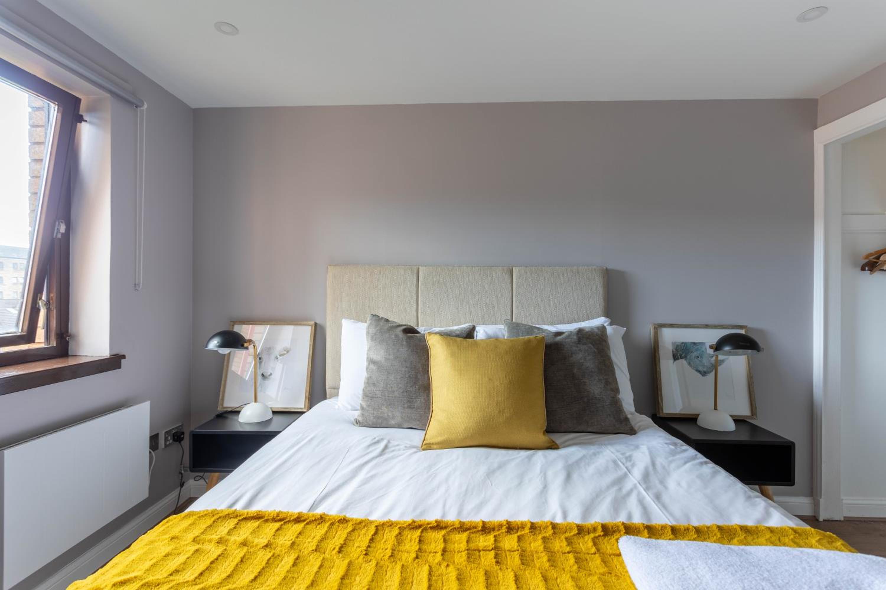 Stunning 1 Bed Merchant City Apartment with Parking view 3