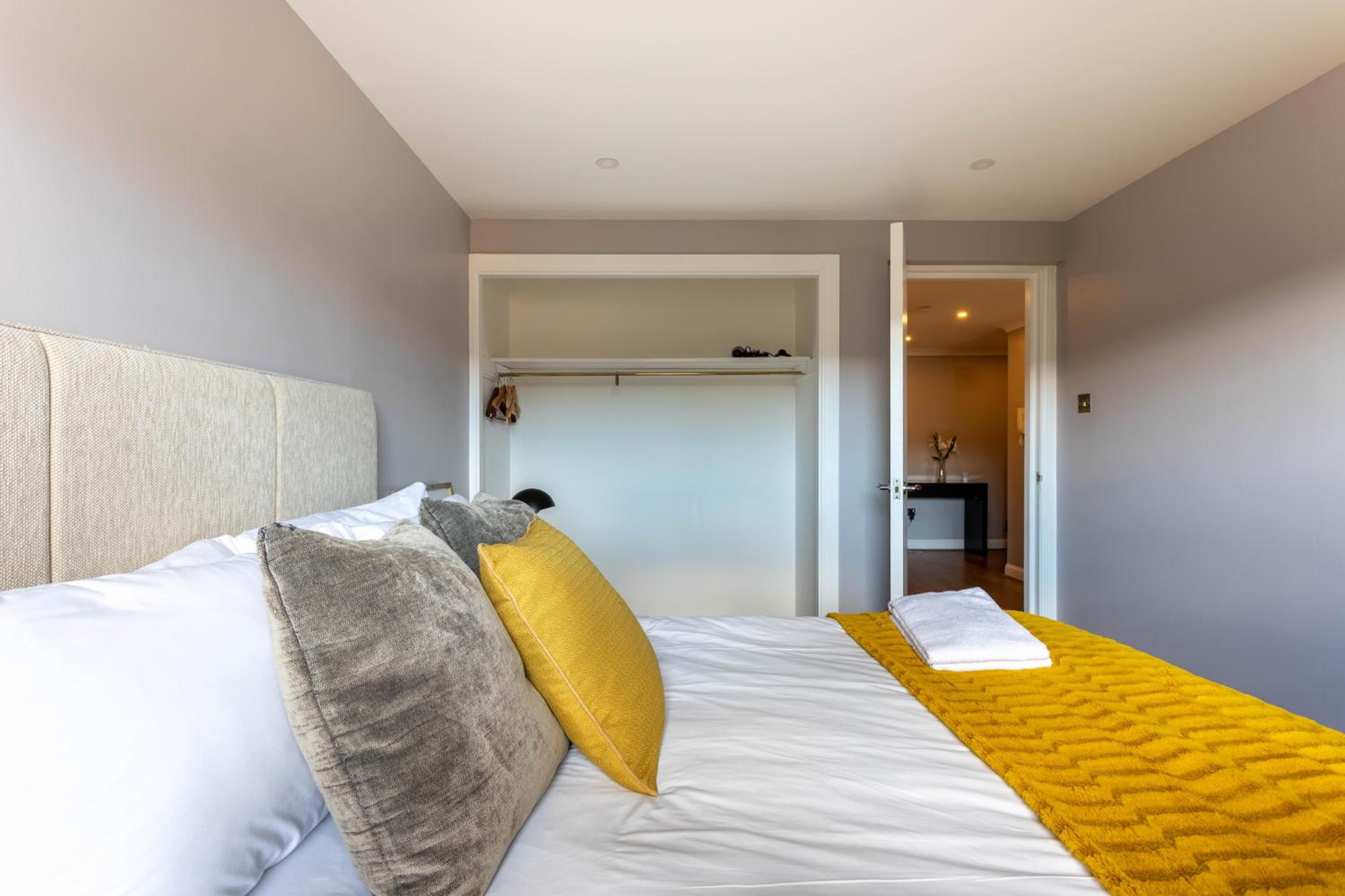 Stunning 1 Bed Merchant City Apartment with Parking view 4