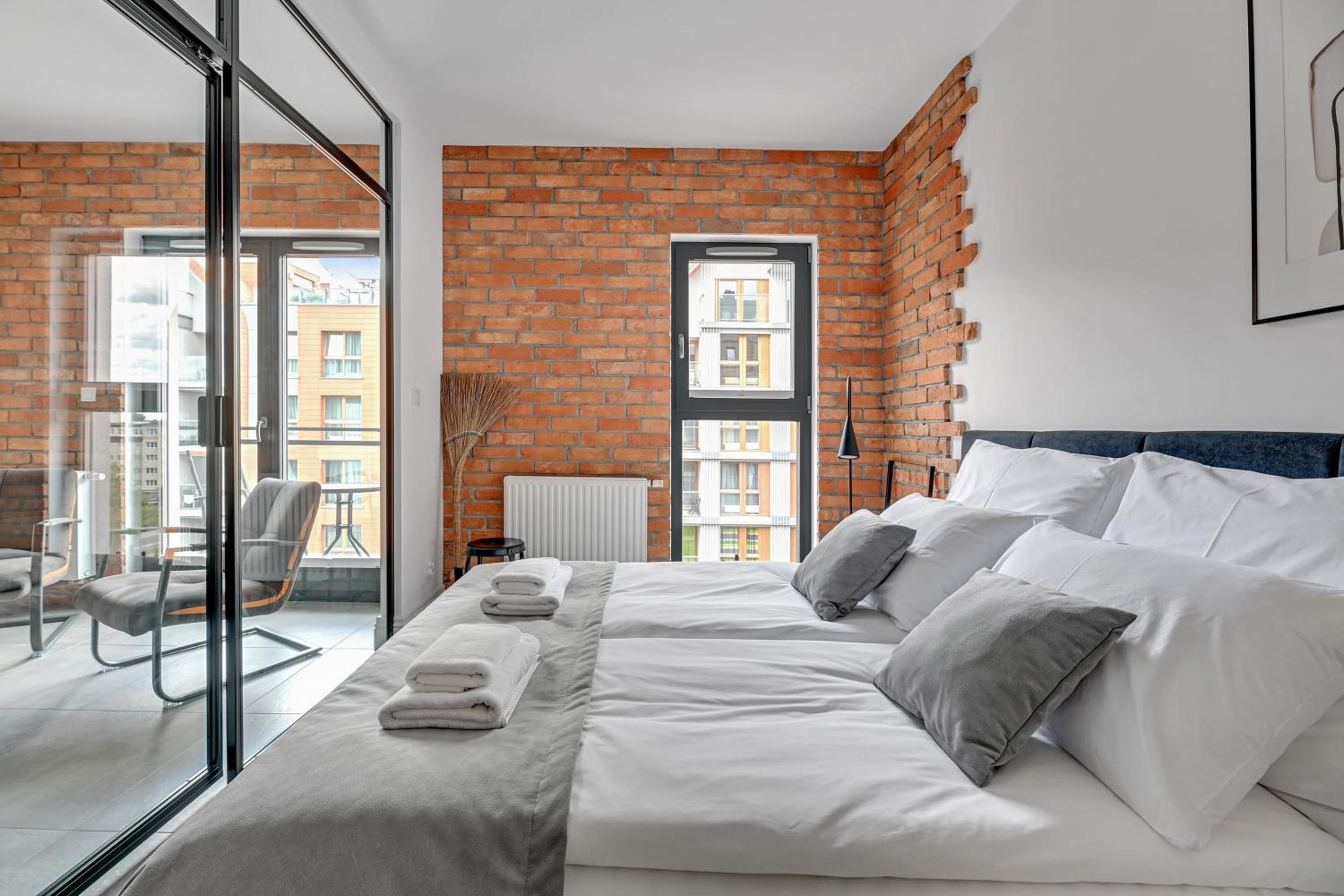 Aura III Apartments & Free Parking by Downtown Apartments