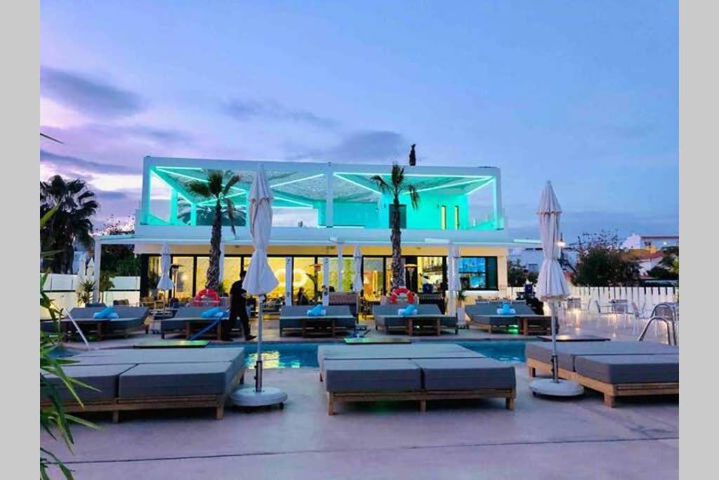 Luxury Modern Apartment by the Beach