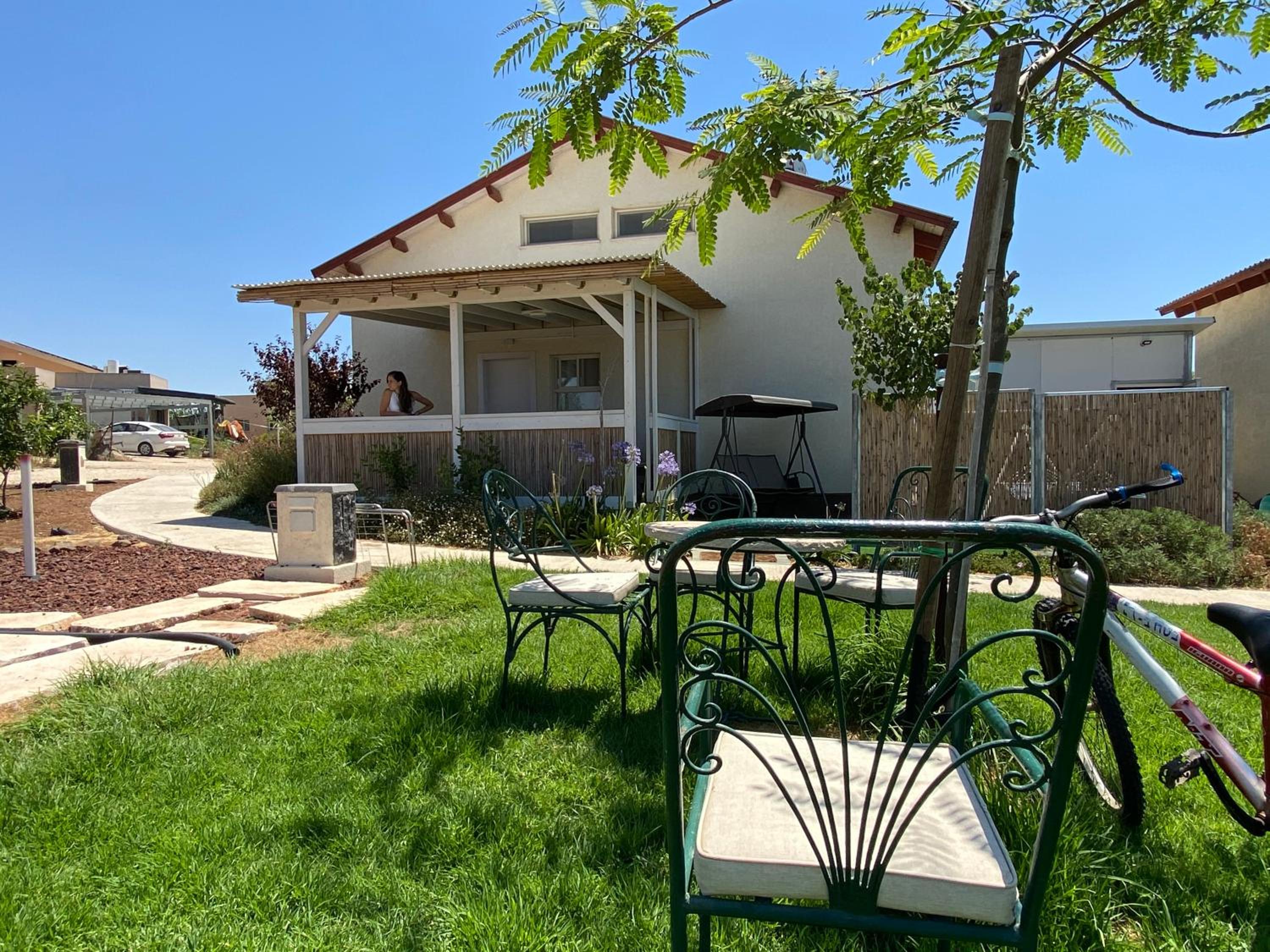 אצלנו בחצר view 2