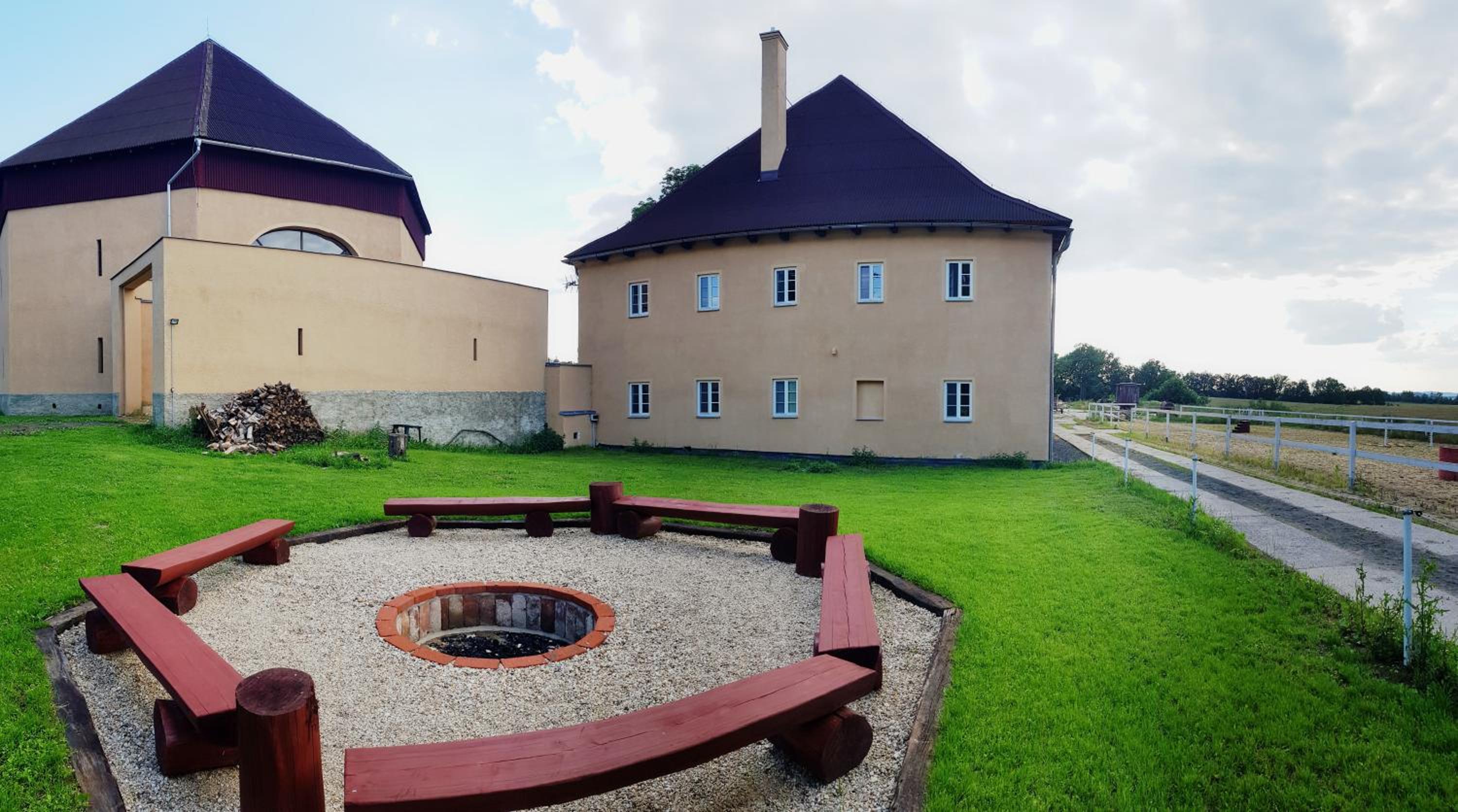 Zámecký Dvůr Černousy