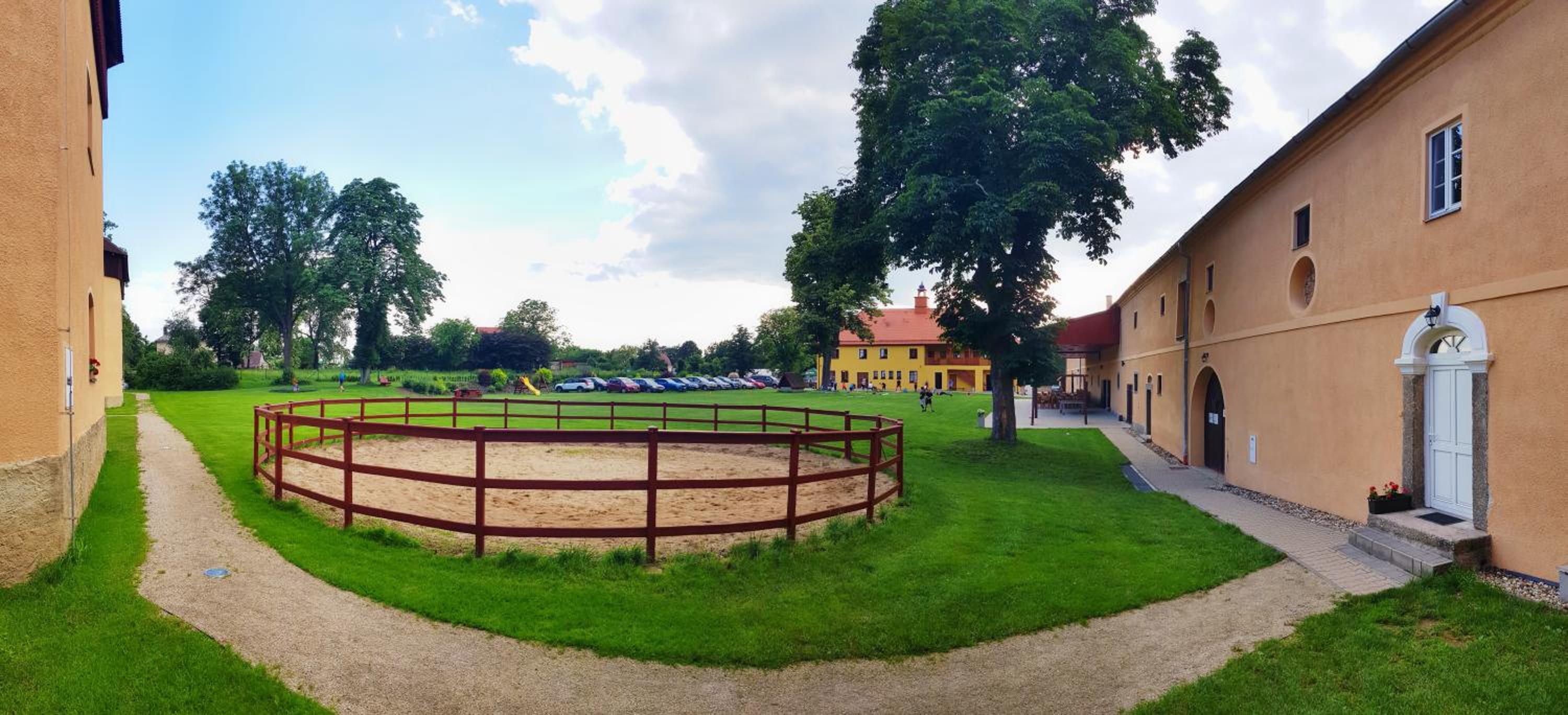 Zámecký Dvůr Černousy