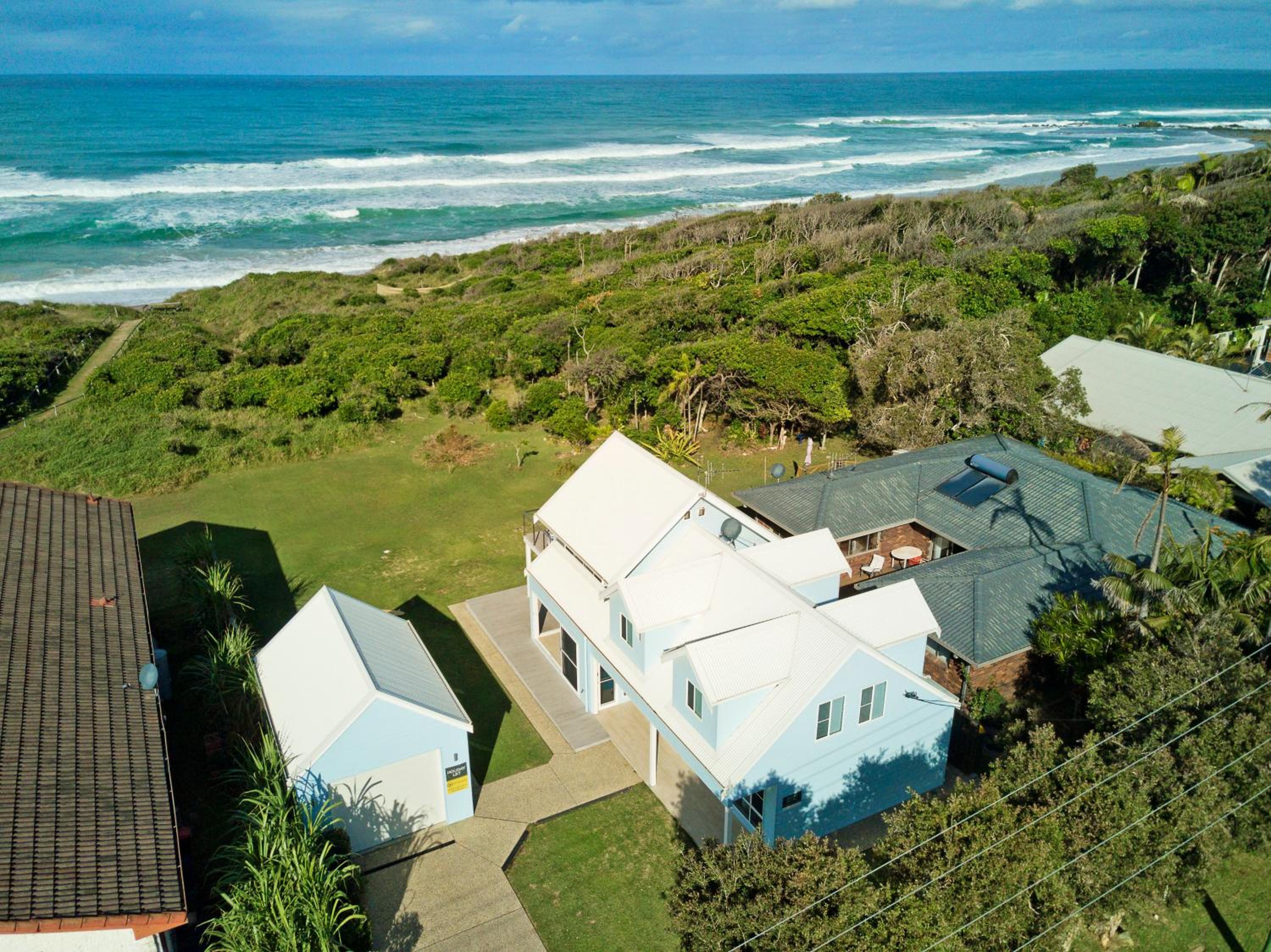 Middle Rock Beach House - Beach Front, Lake Cathie