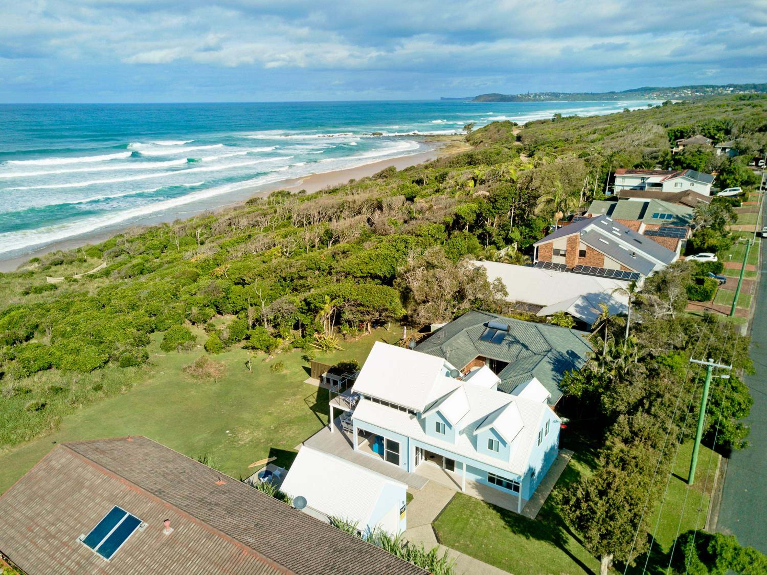 Middle Rock Beach House - Beach Front, Lake Cathie