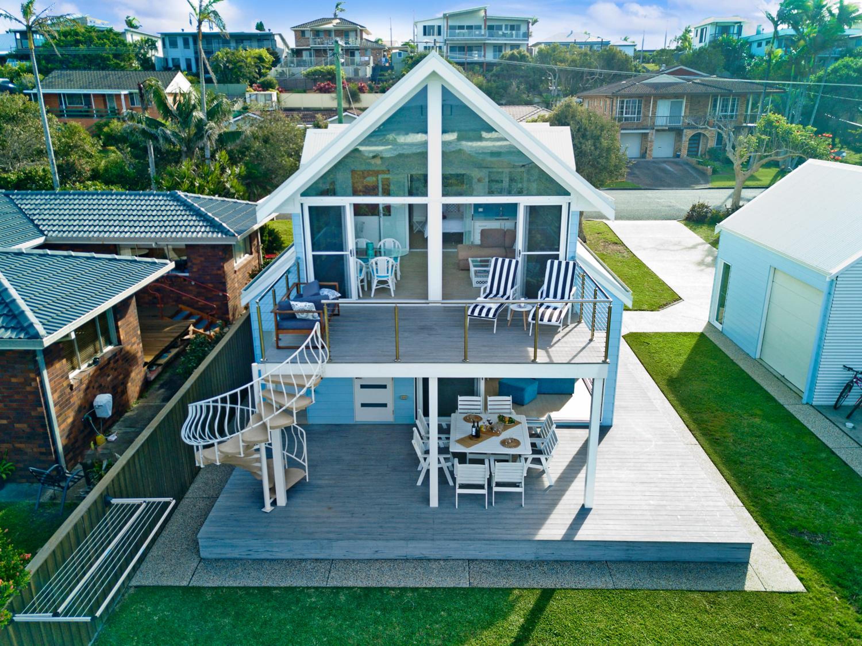 Middle Rock Beach House - Beach Front, Lake Cathie