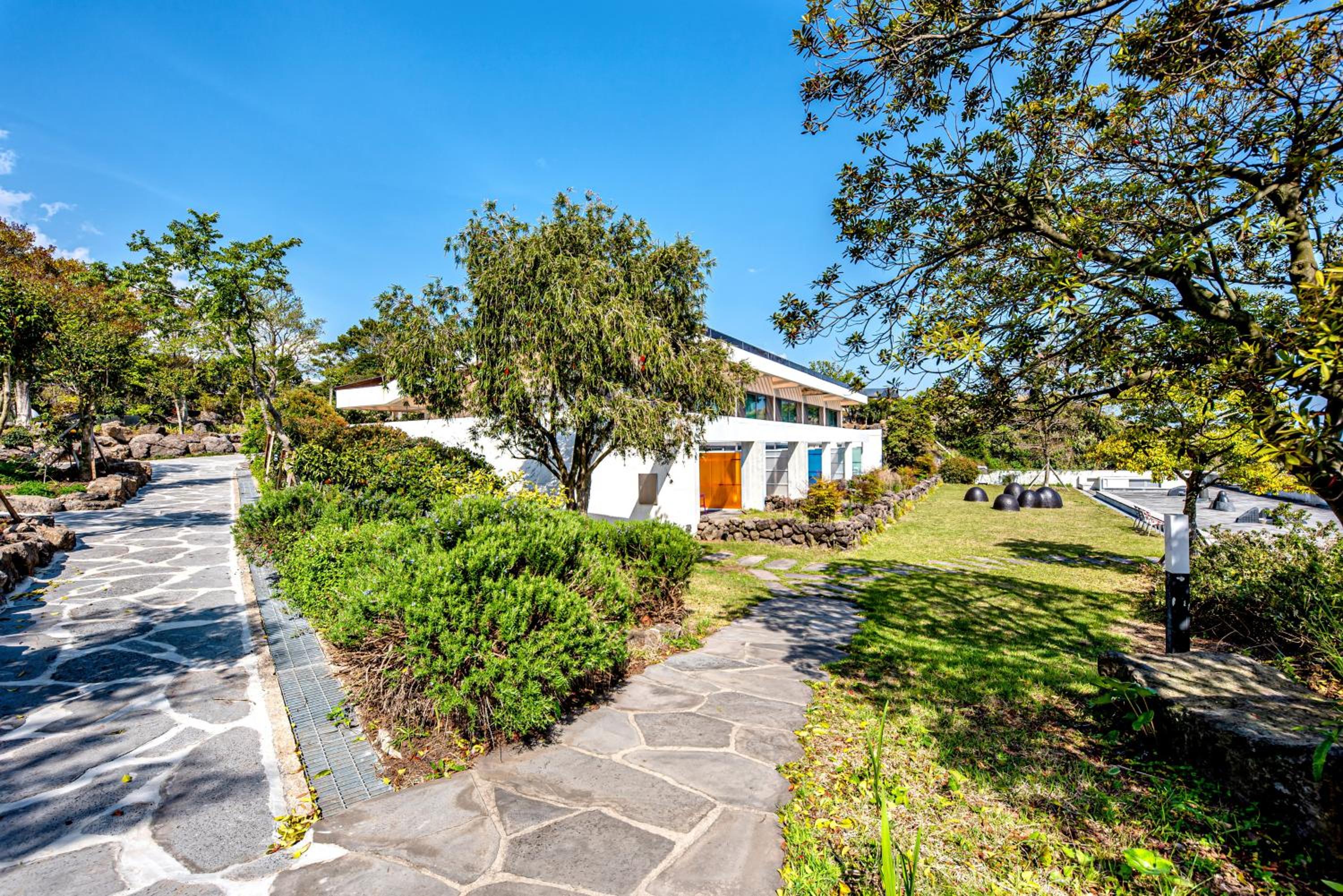 Jeju Bom stay & Art Gallery