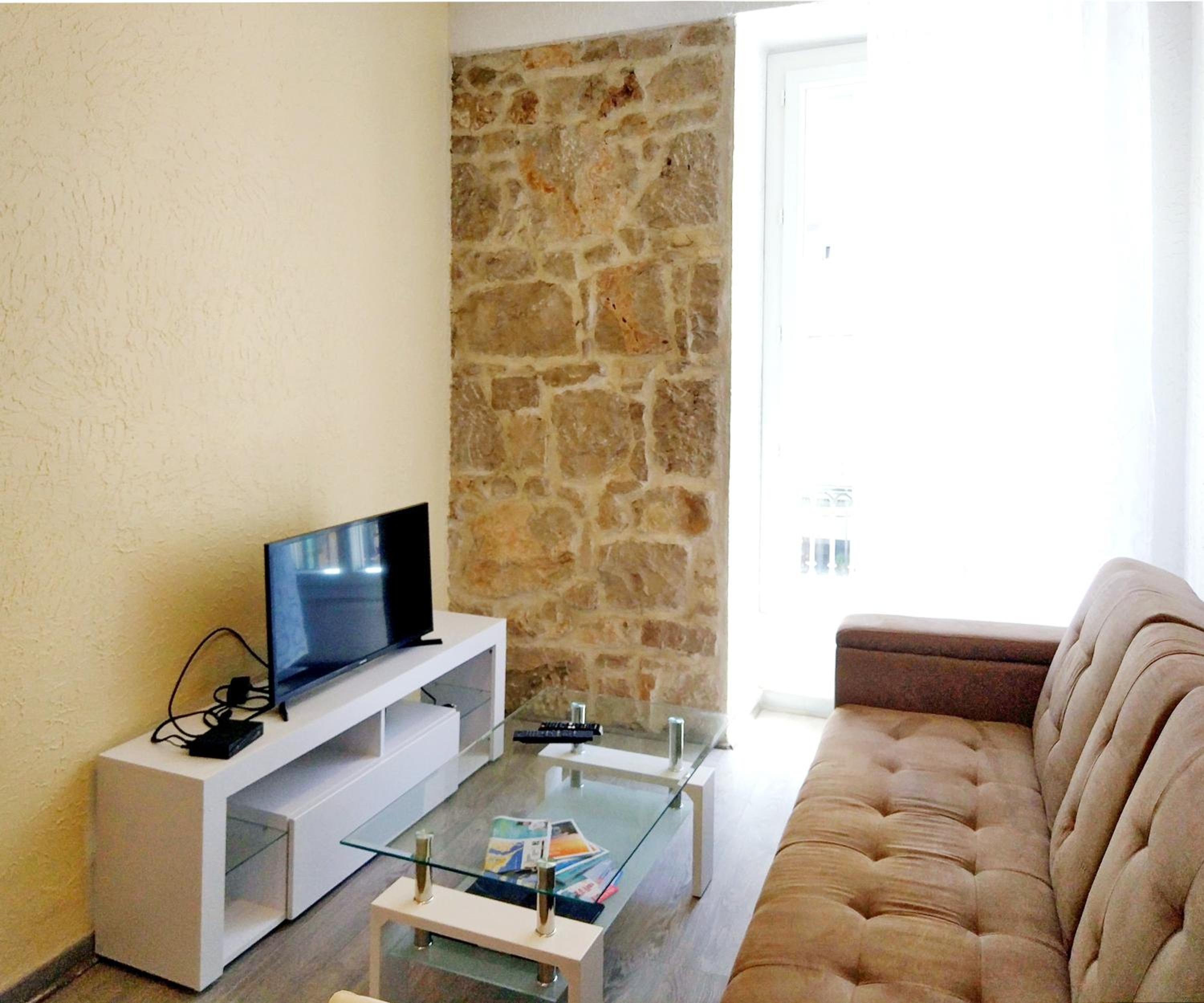 2-Bedroom Apartment Nice Port with Parking photo 3