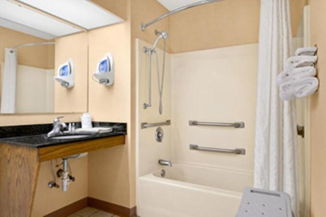 Baymont by Wyndham Waycross view 4