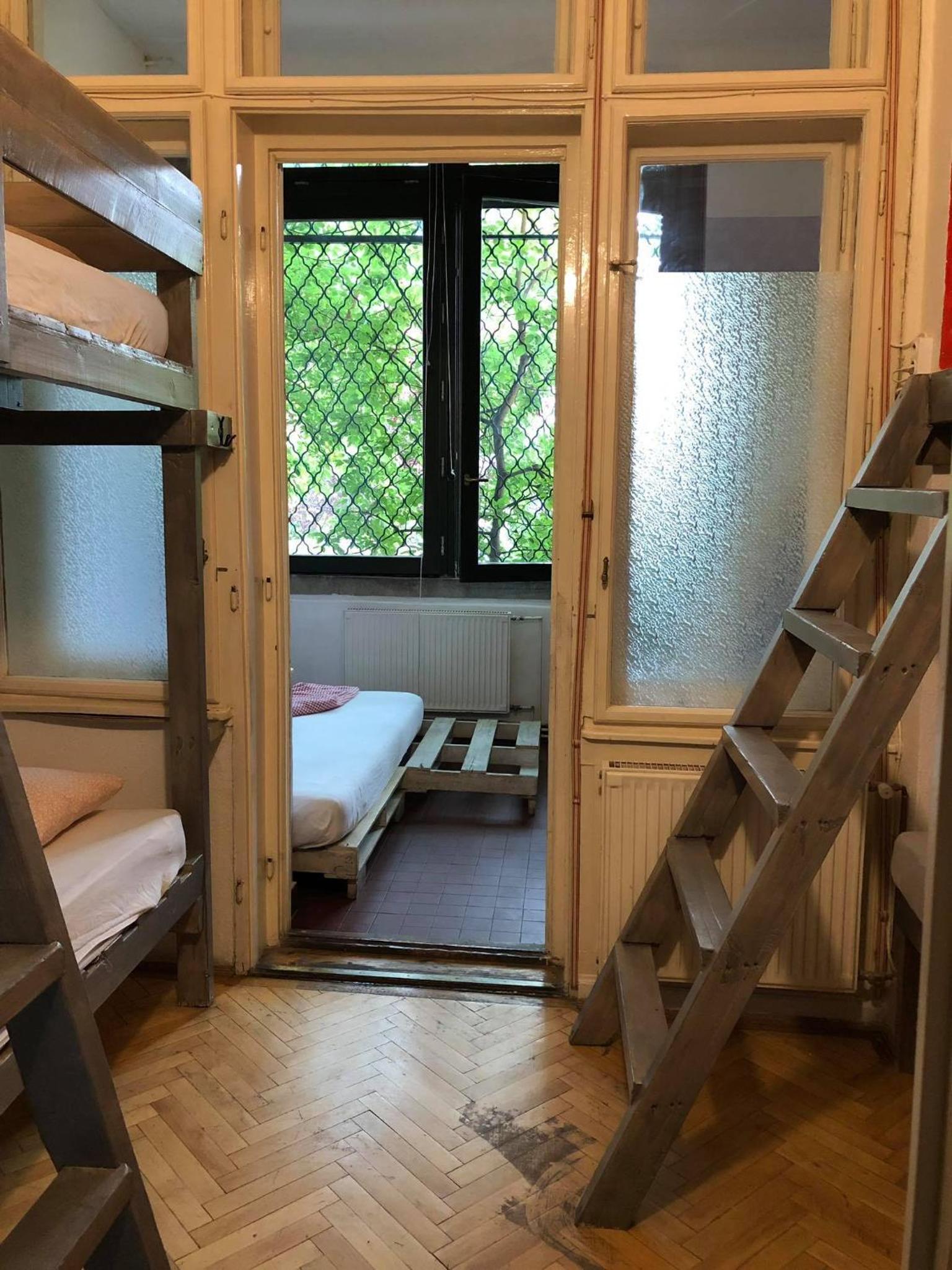 Baroque Hostel & Coworking