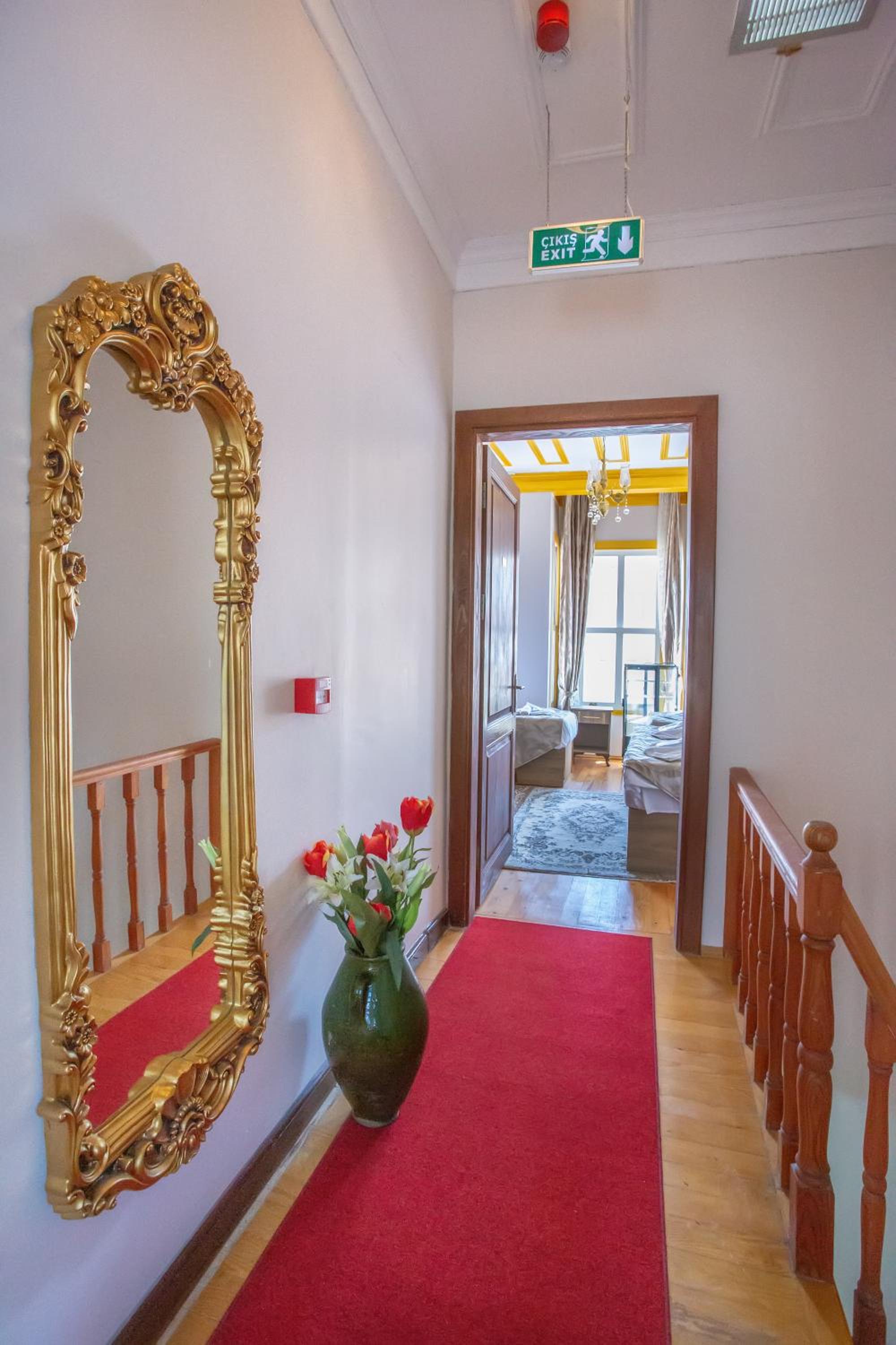 April Hotel - Image 60