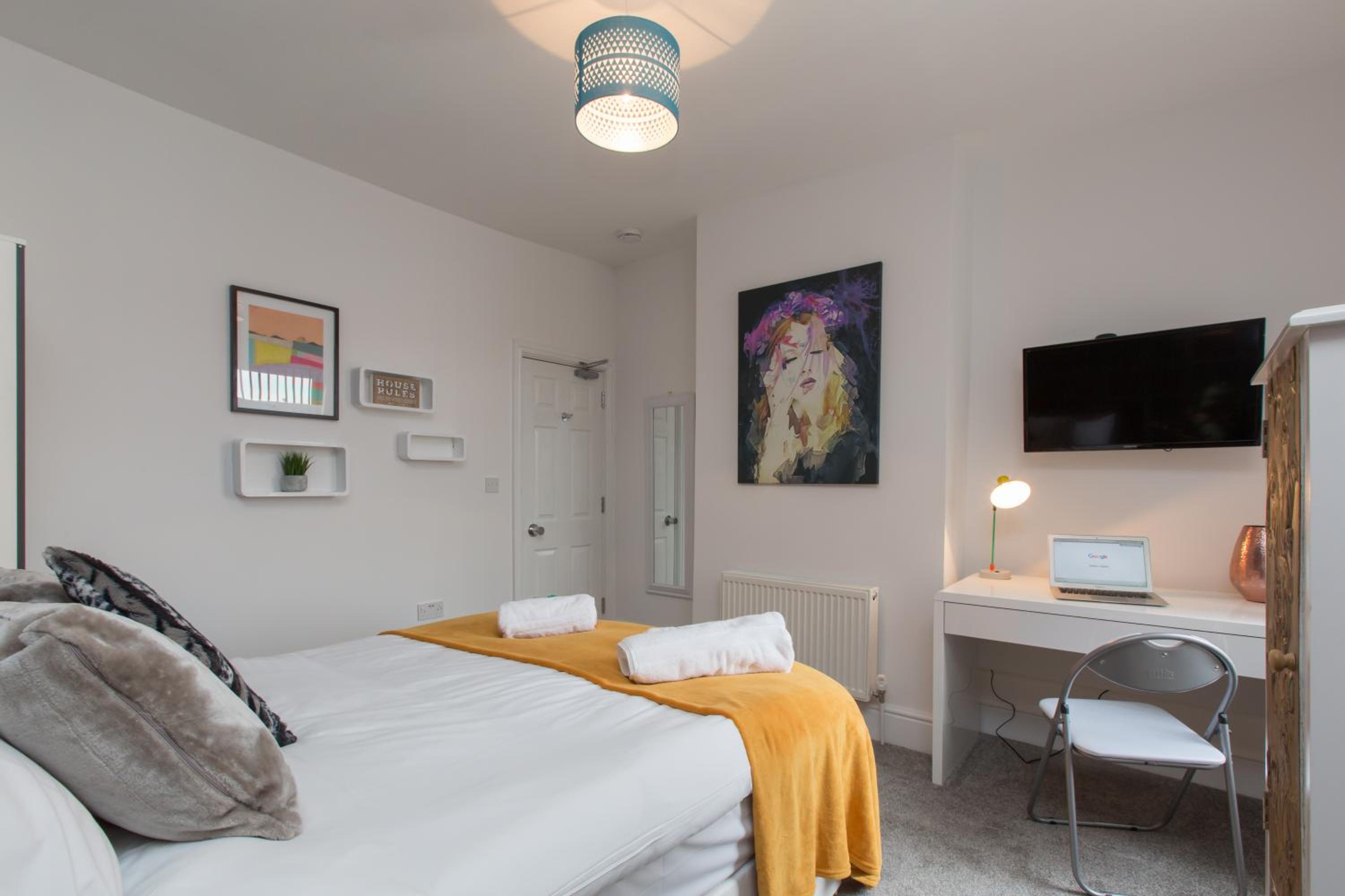 Crewe Vacations - Townhouse PLUS  130 West Street Crewe - Property Image 1