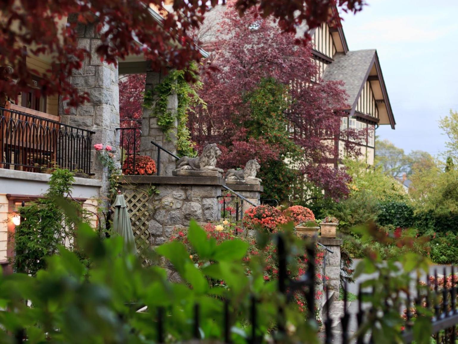 Abbeymoore Manor Bed & Breakfast Inn