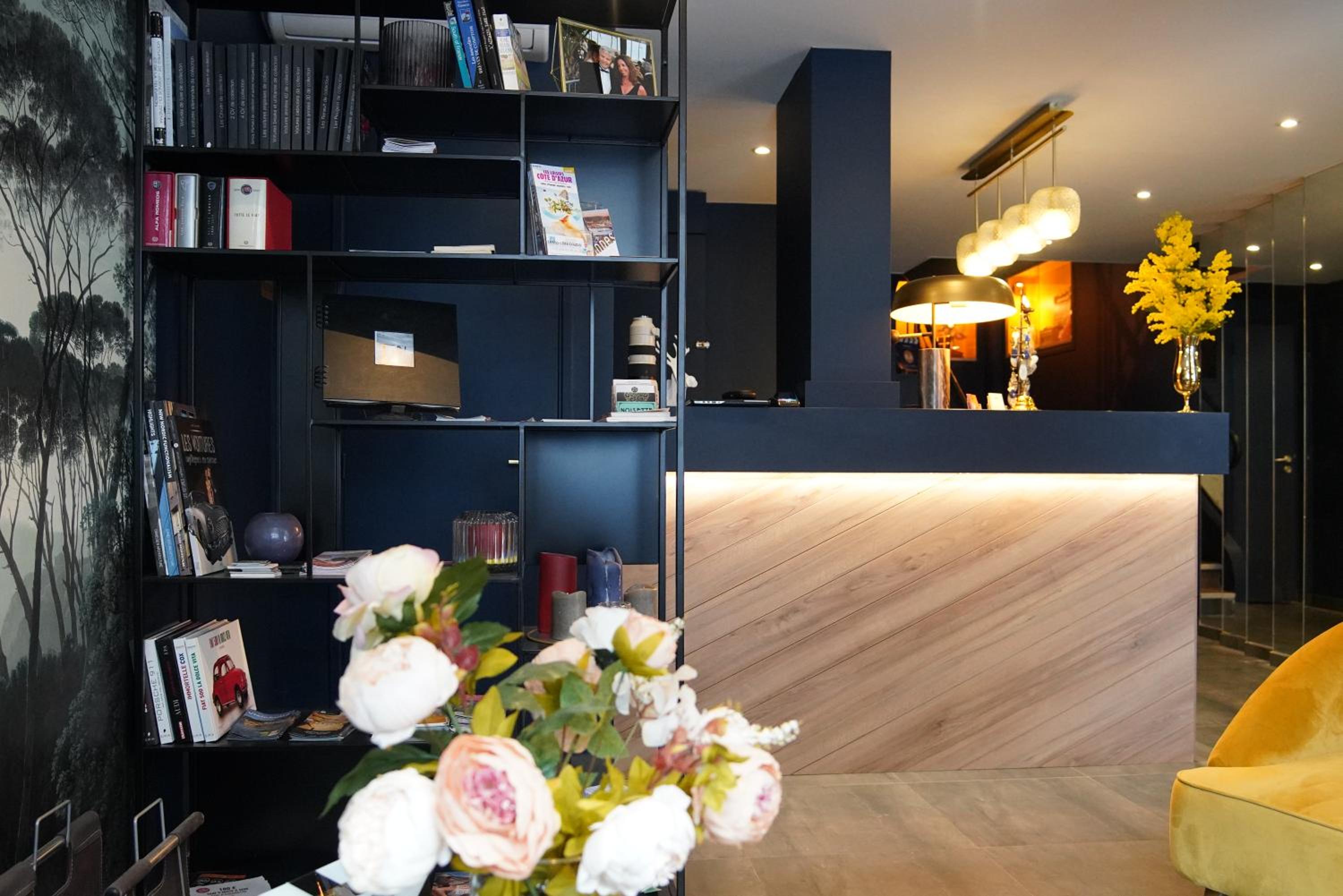Hotel Athénée, hotel 3 estrellas en Cannes — recepcion & lobby