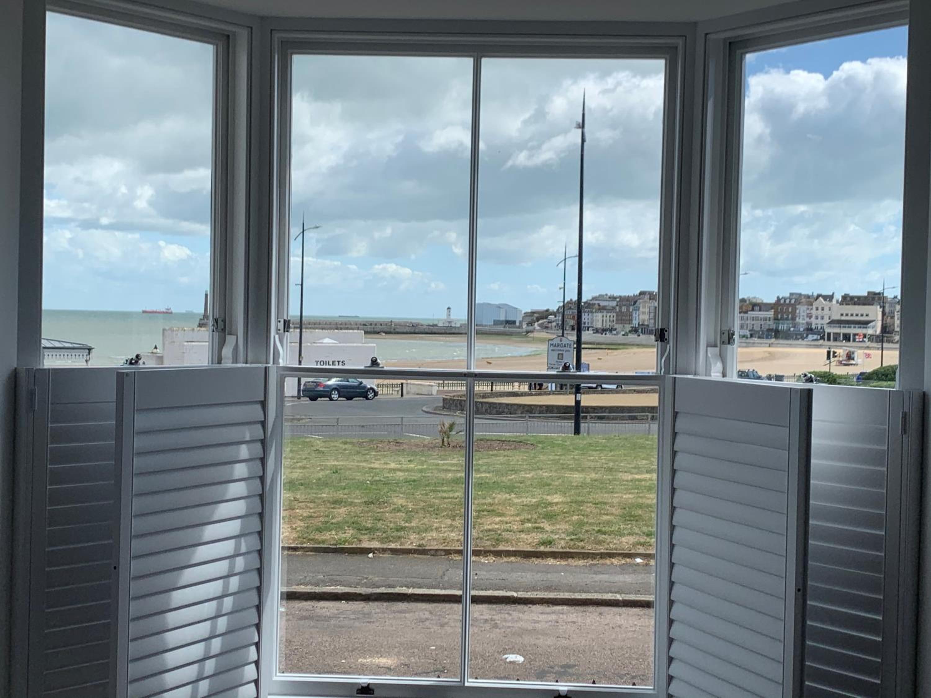 Luxury 2 Bed Apartment with Stunning Sea View Steps from Old Town and Dreamland