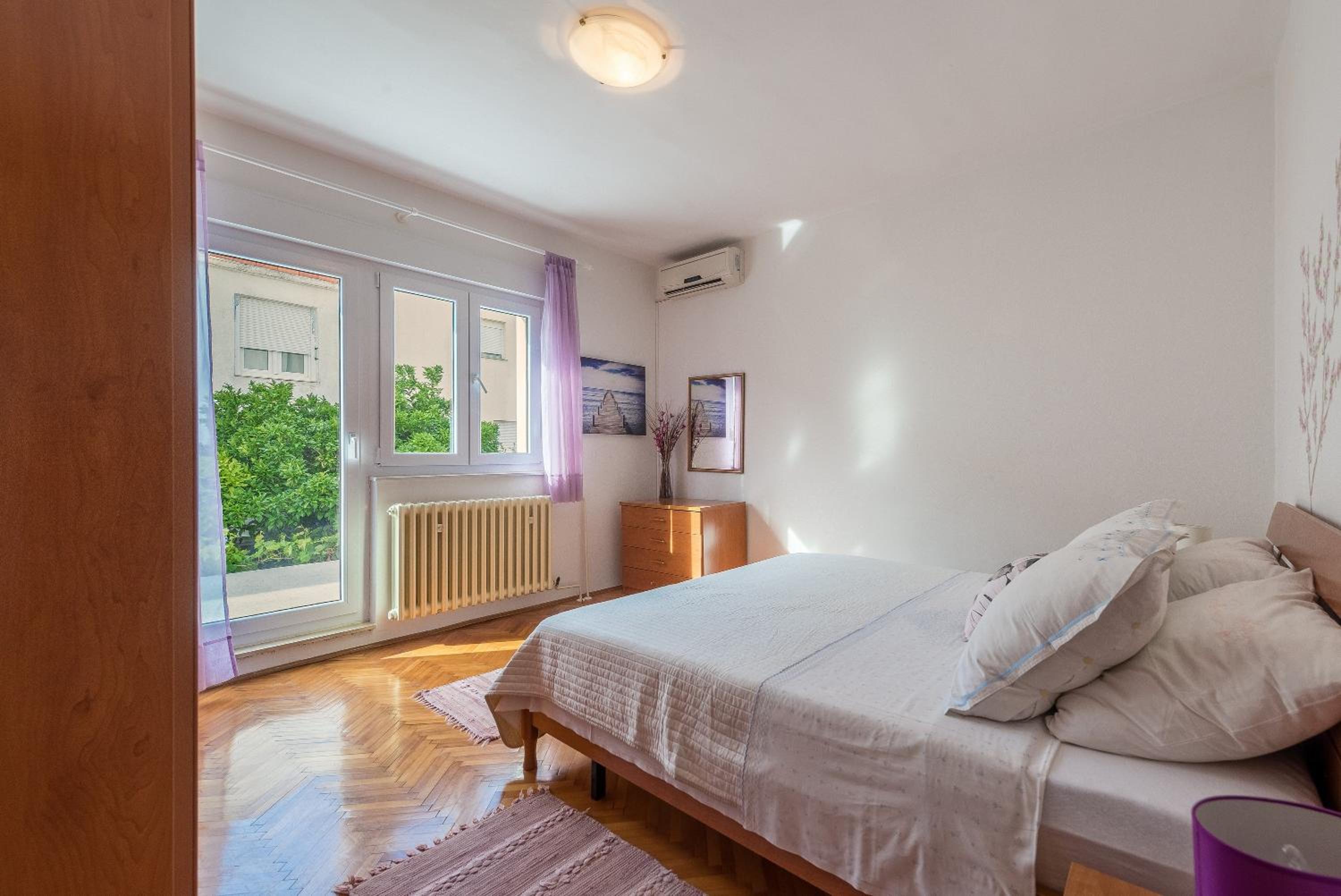 Apartments Villa Odesa with shared pool view 4