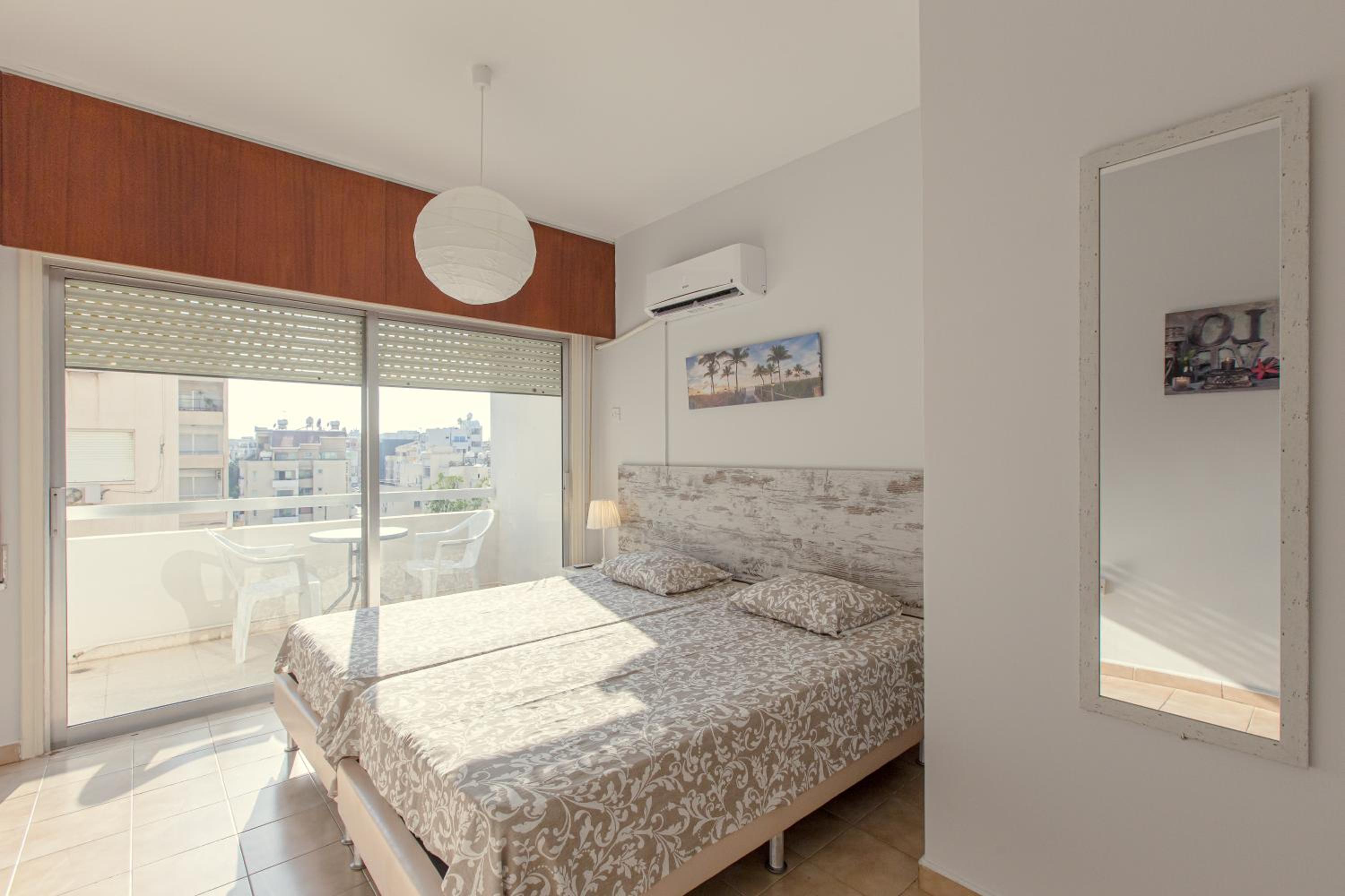 Hotel Furnished Seafront Studio - Image 1