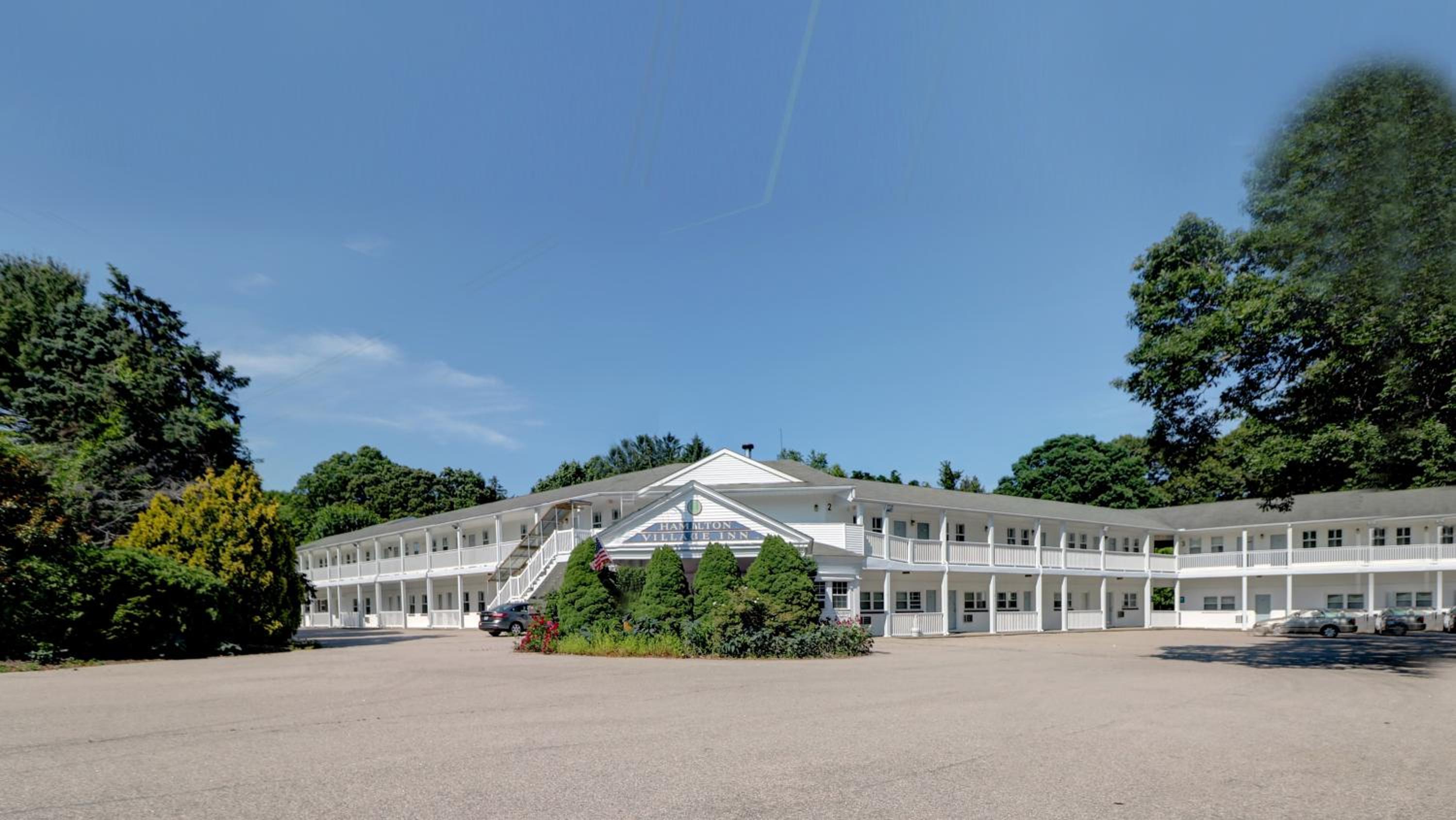 Hotel Hamilton Village Inn - Image 1