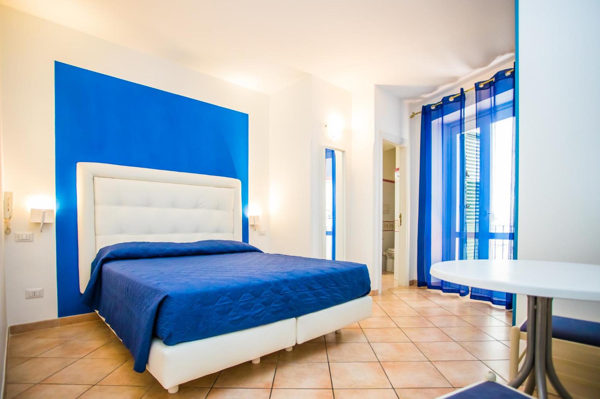 La Piazzetta en Amalfi — hotel room
