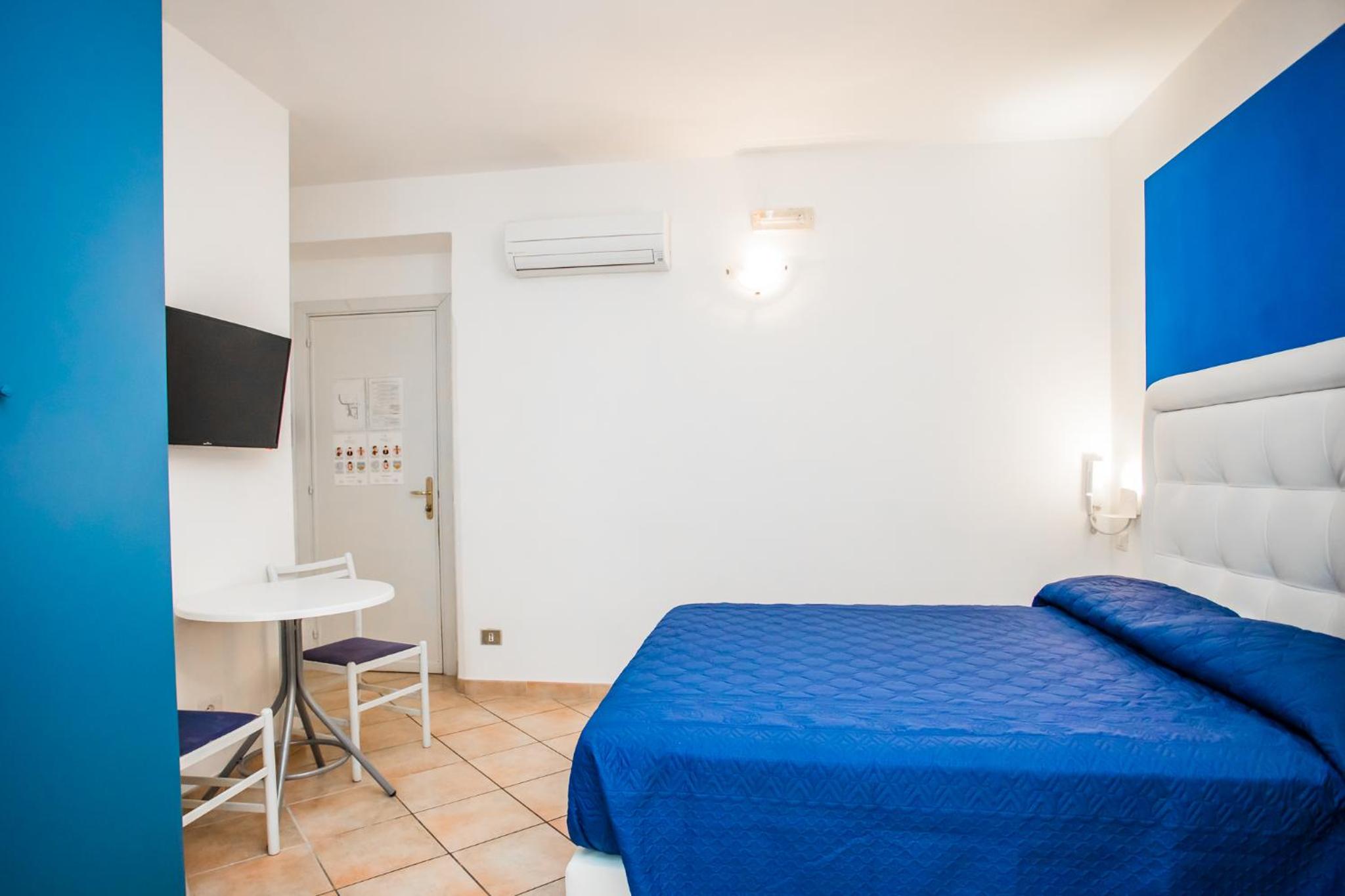 La Piazzetta en Amalfi — hotel room