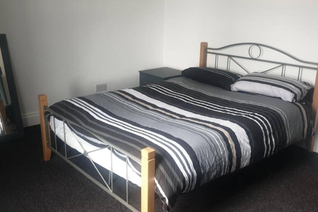 Hullidays - University Side Lg 4 bed House view 2