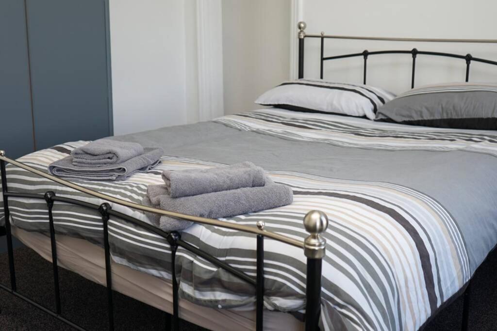 Hullidays - University Side Lg 4 bed House view 5
