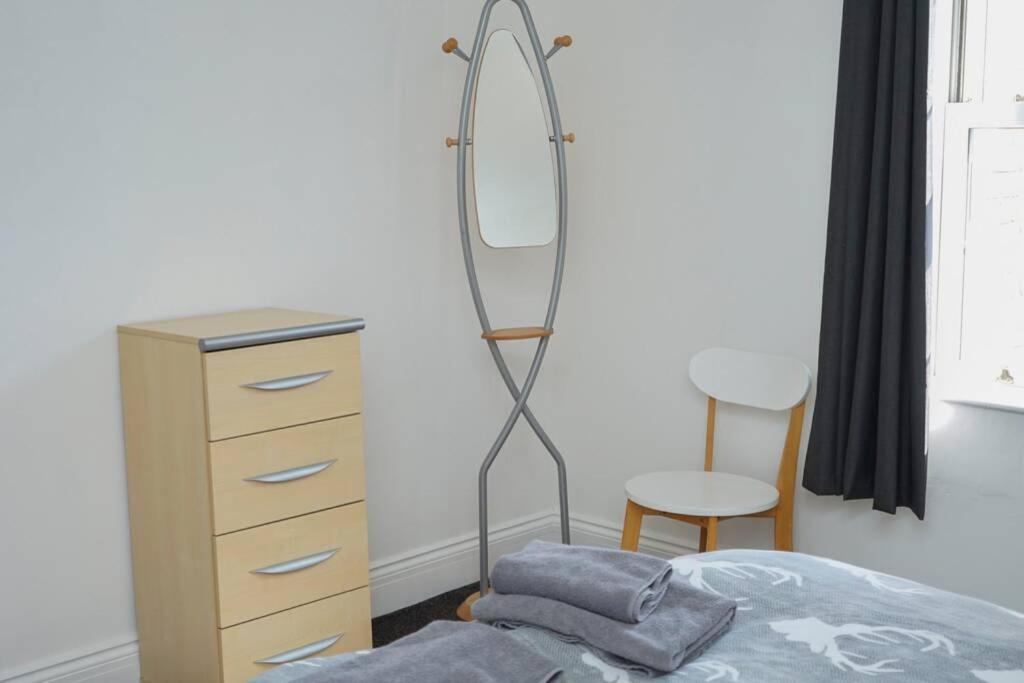 Hullidays - University Side Lg 4 bed House view 4